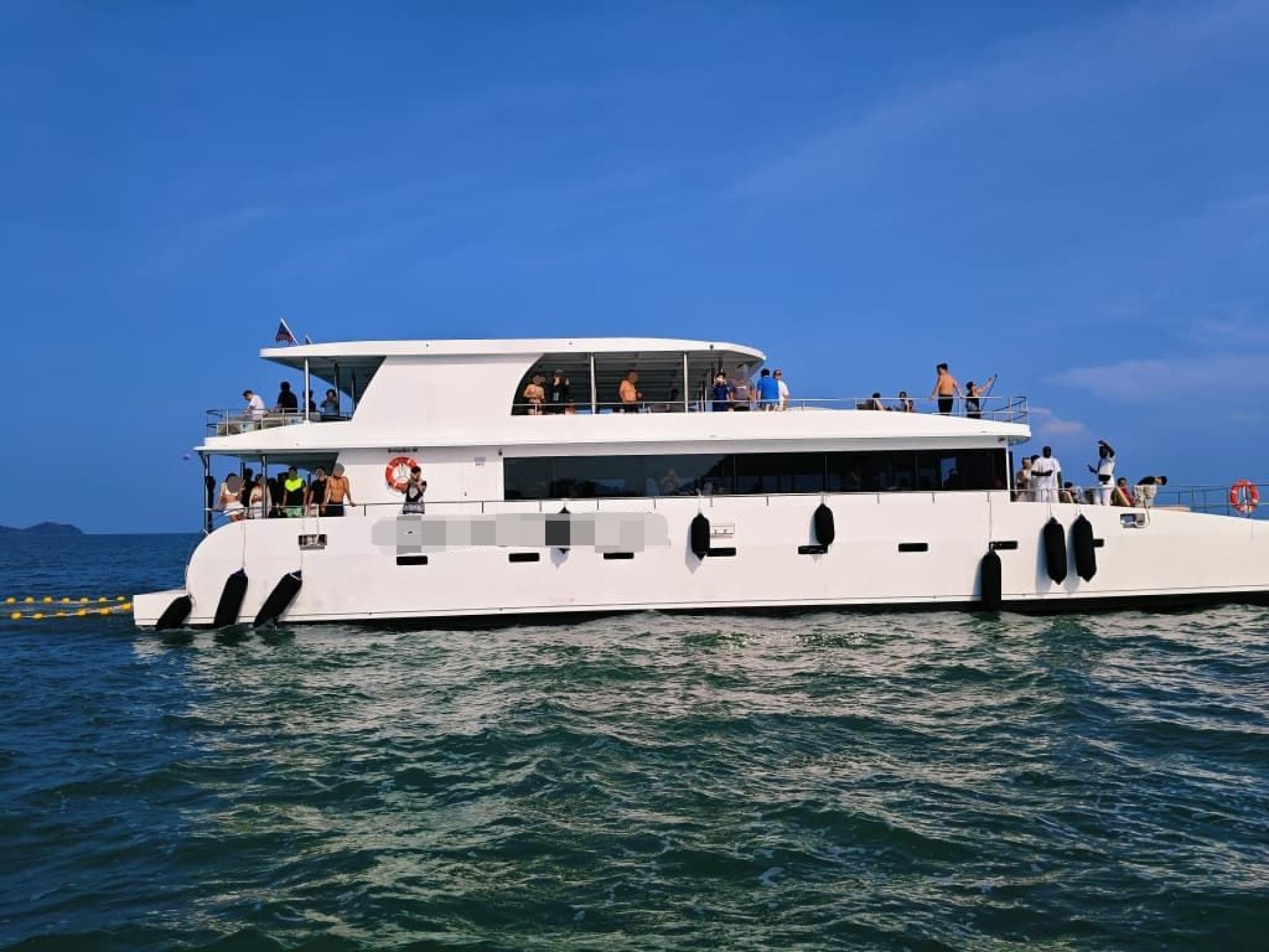 原本仅允许载60人的游船，却违规超载，载着138人出海进行水上休闲活动，违反相关条例规定。