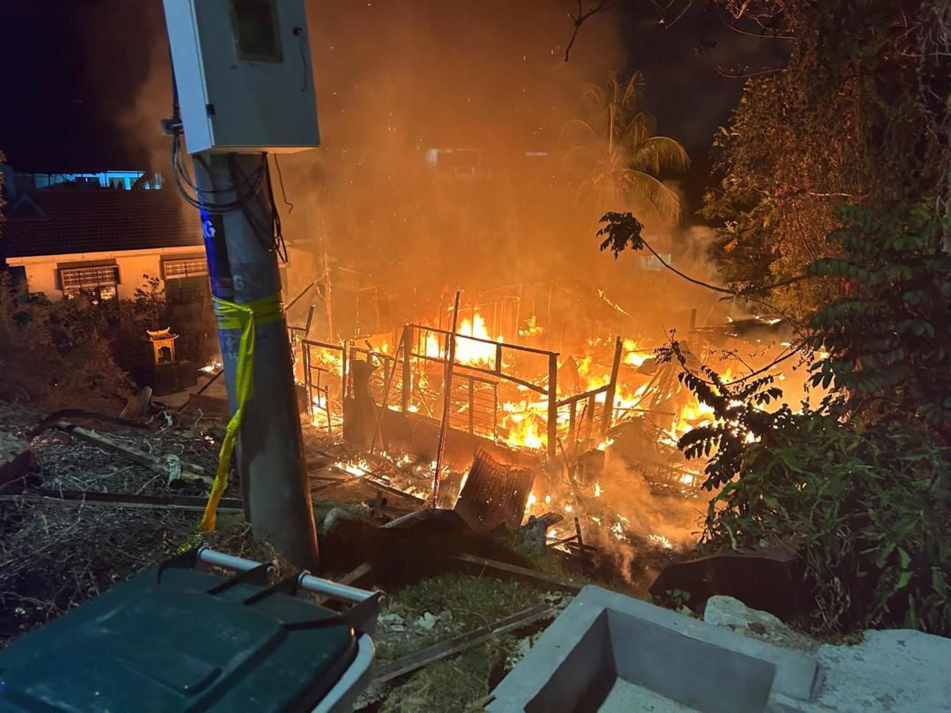 古拿位于拉杭新村的老家周一晚失火，许多贵重物品包括餐饮设备、电器以及一些老物件已付之一炬。