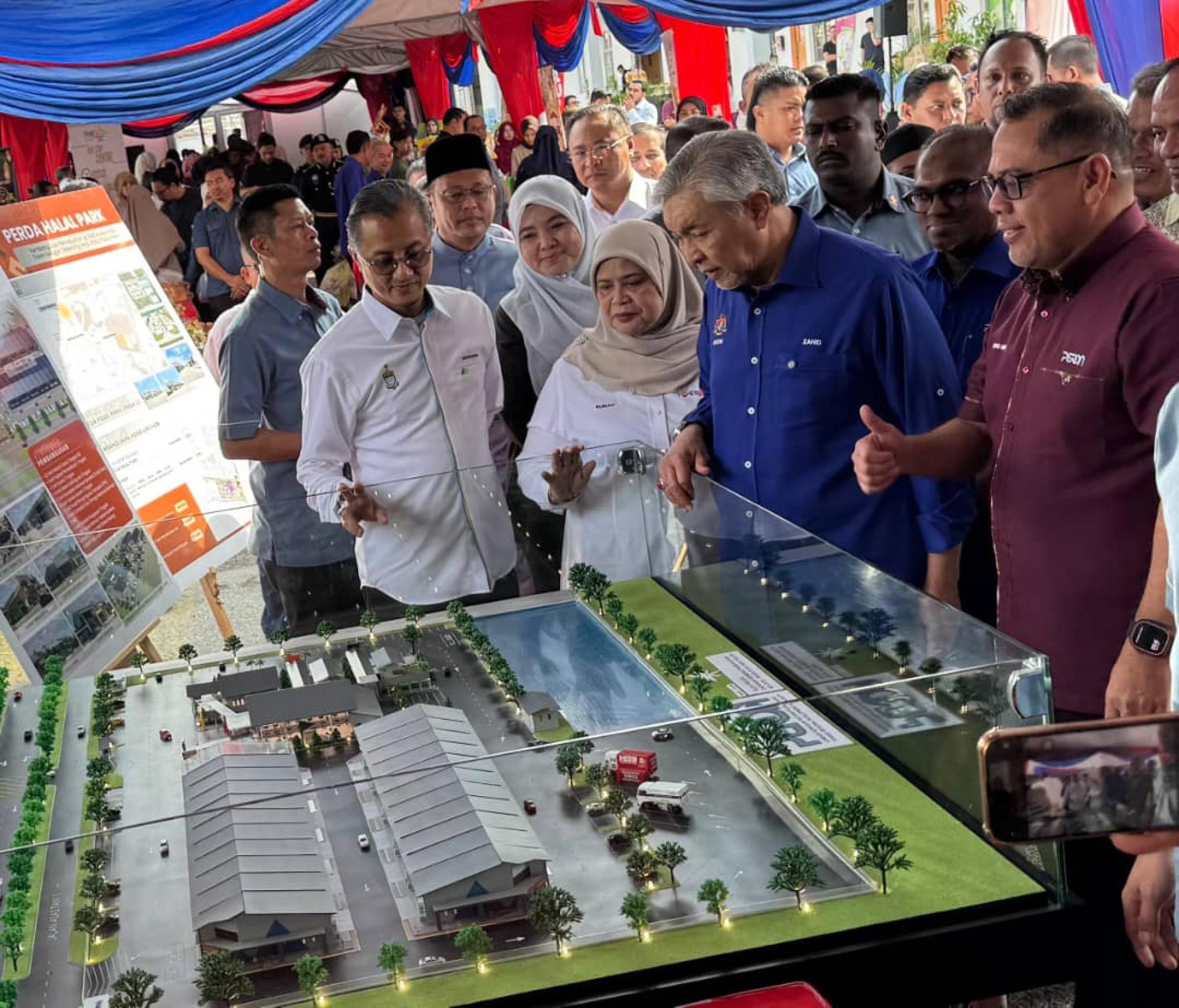 阿末扎希参观威北清真工业园发展的模型。