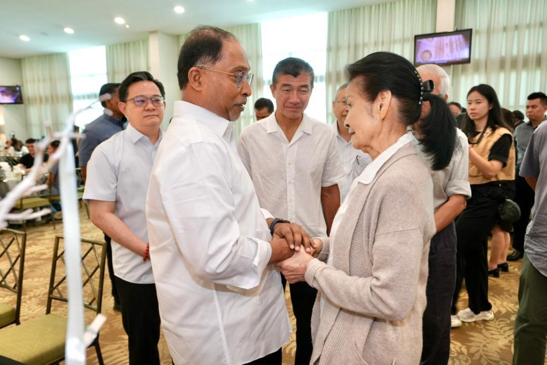 赞比里（前左起）向杜潘王维娜慰问。