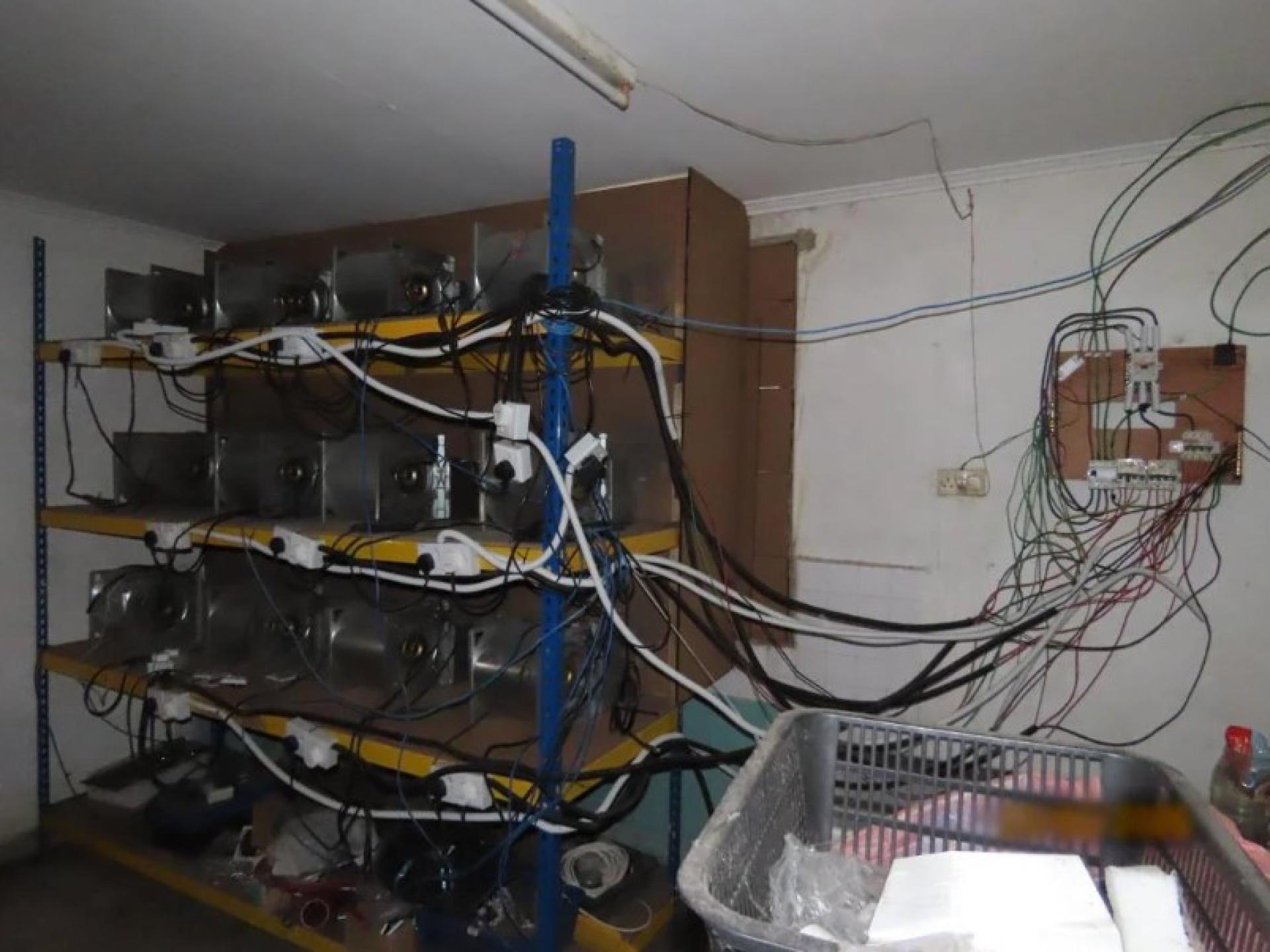 执法人员在诗巫荔枝路一住宅内发现加密货币挖矿服务器及非法接电线路。