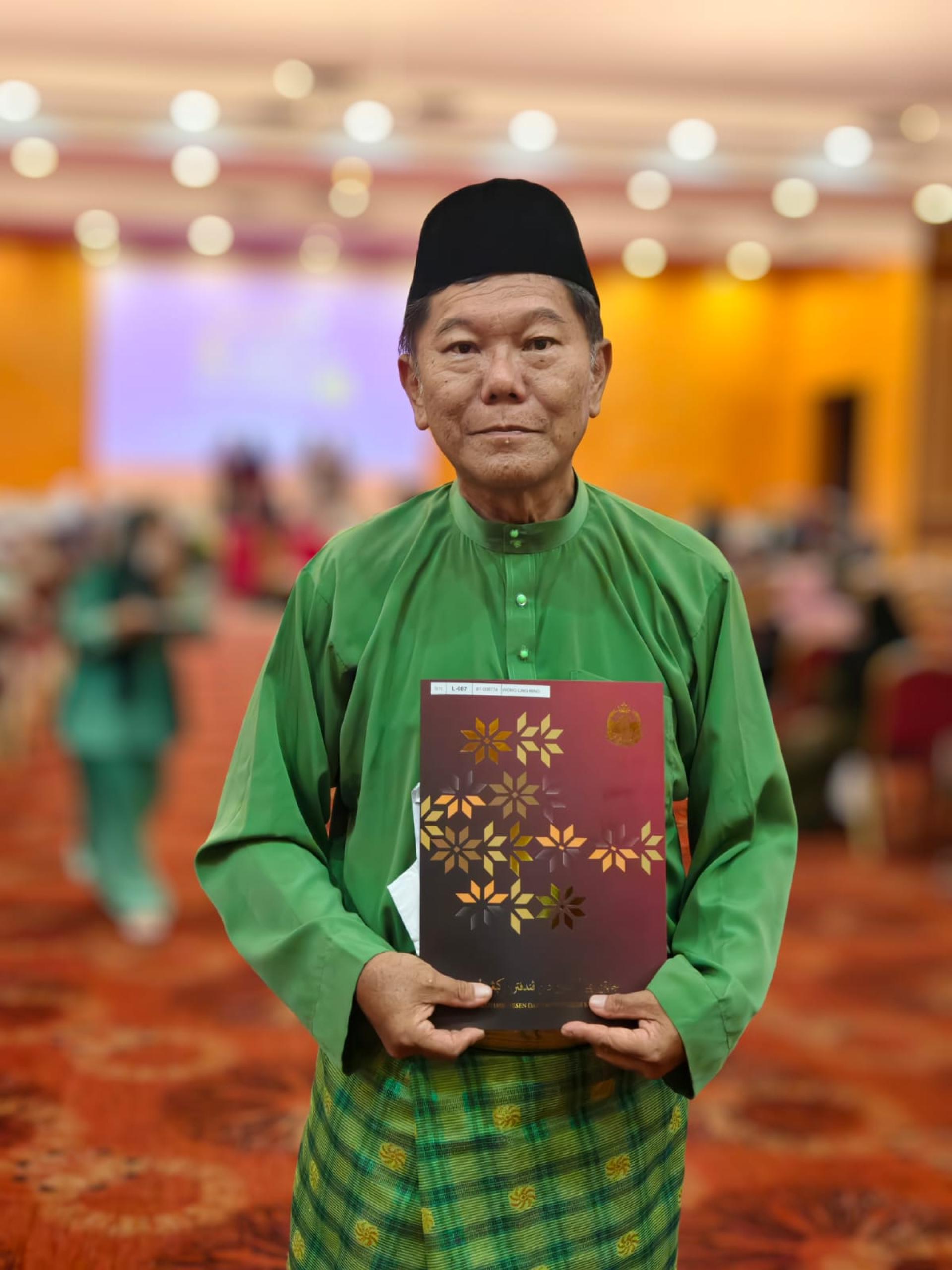 马来奕福州公会主席黄林明获公民证书