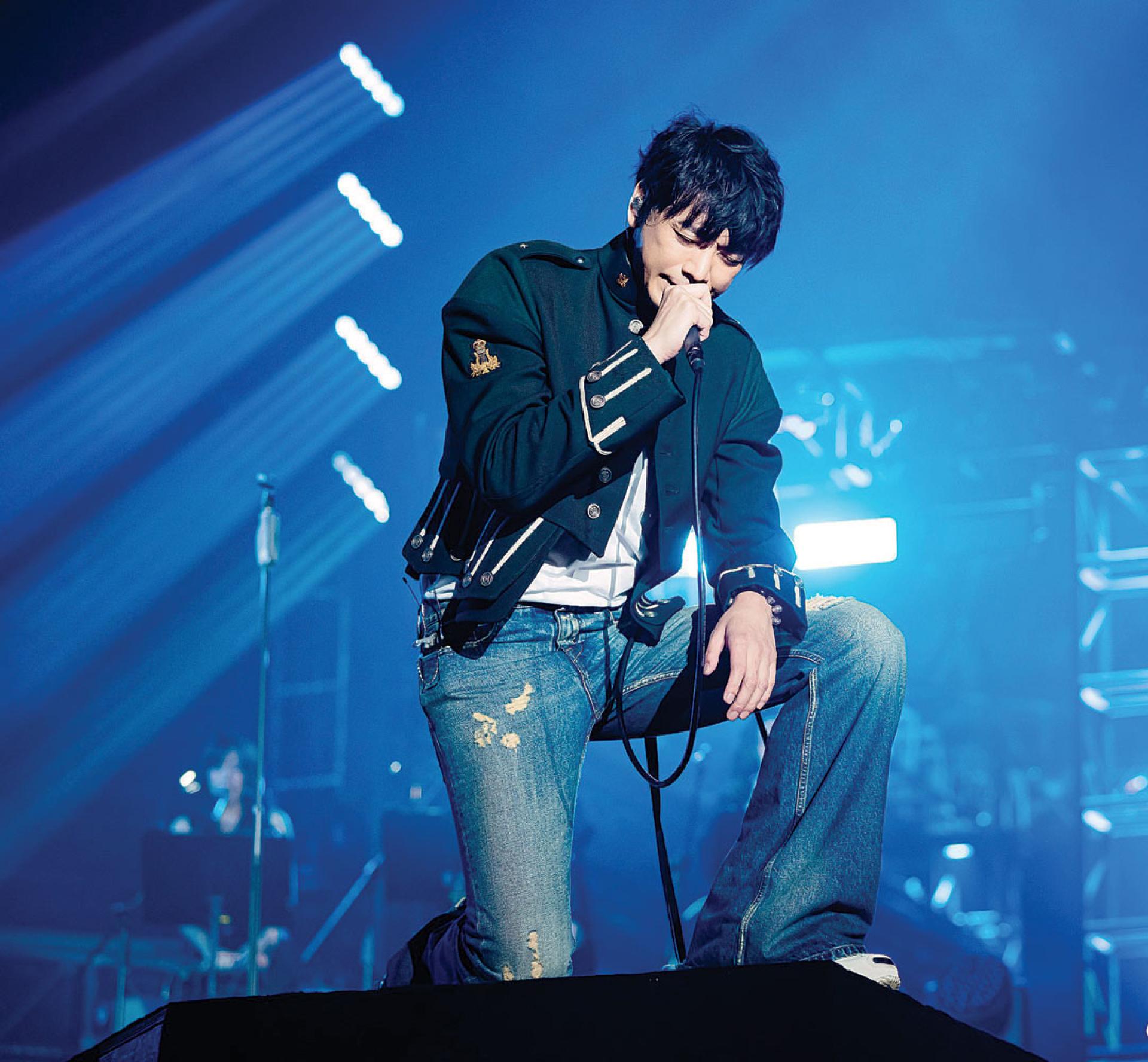 信巡演首站经典歌飙不上去，意外成笑果。