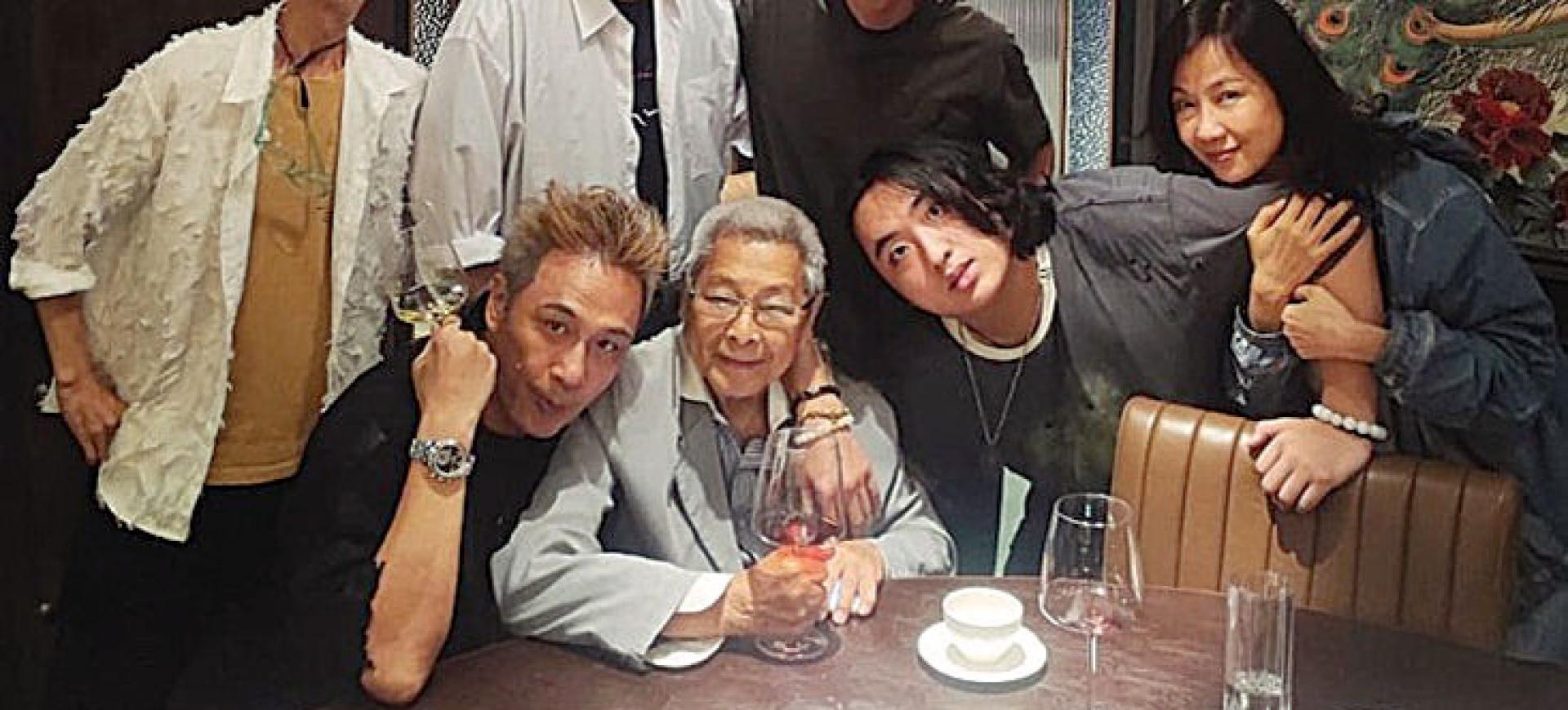 最近一次聚会中，刘兆铭（前排左二）气色不错。