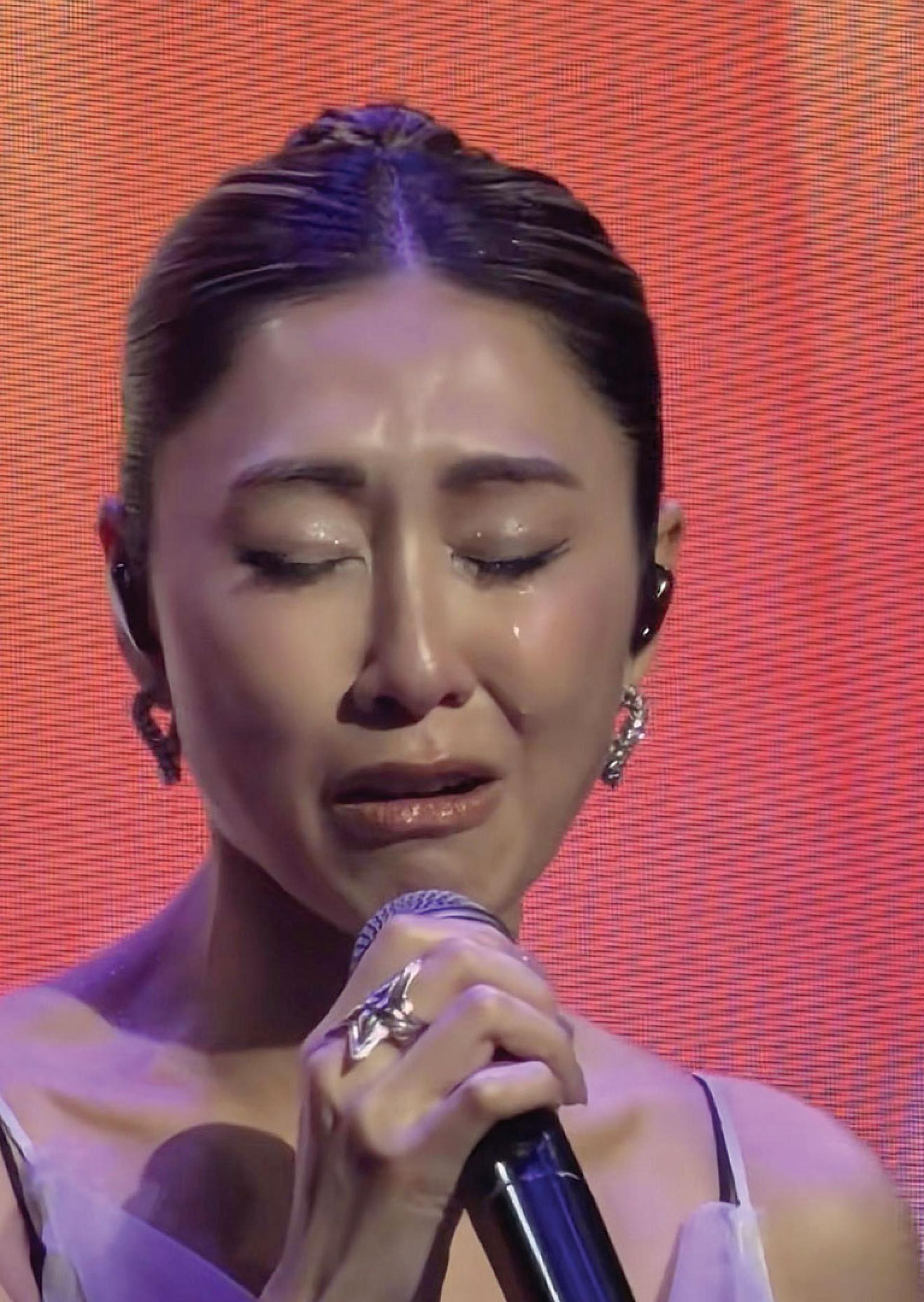 胡定欣演唱会上忽然爆哭。