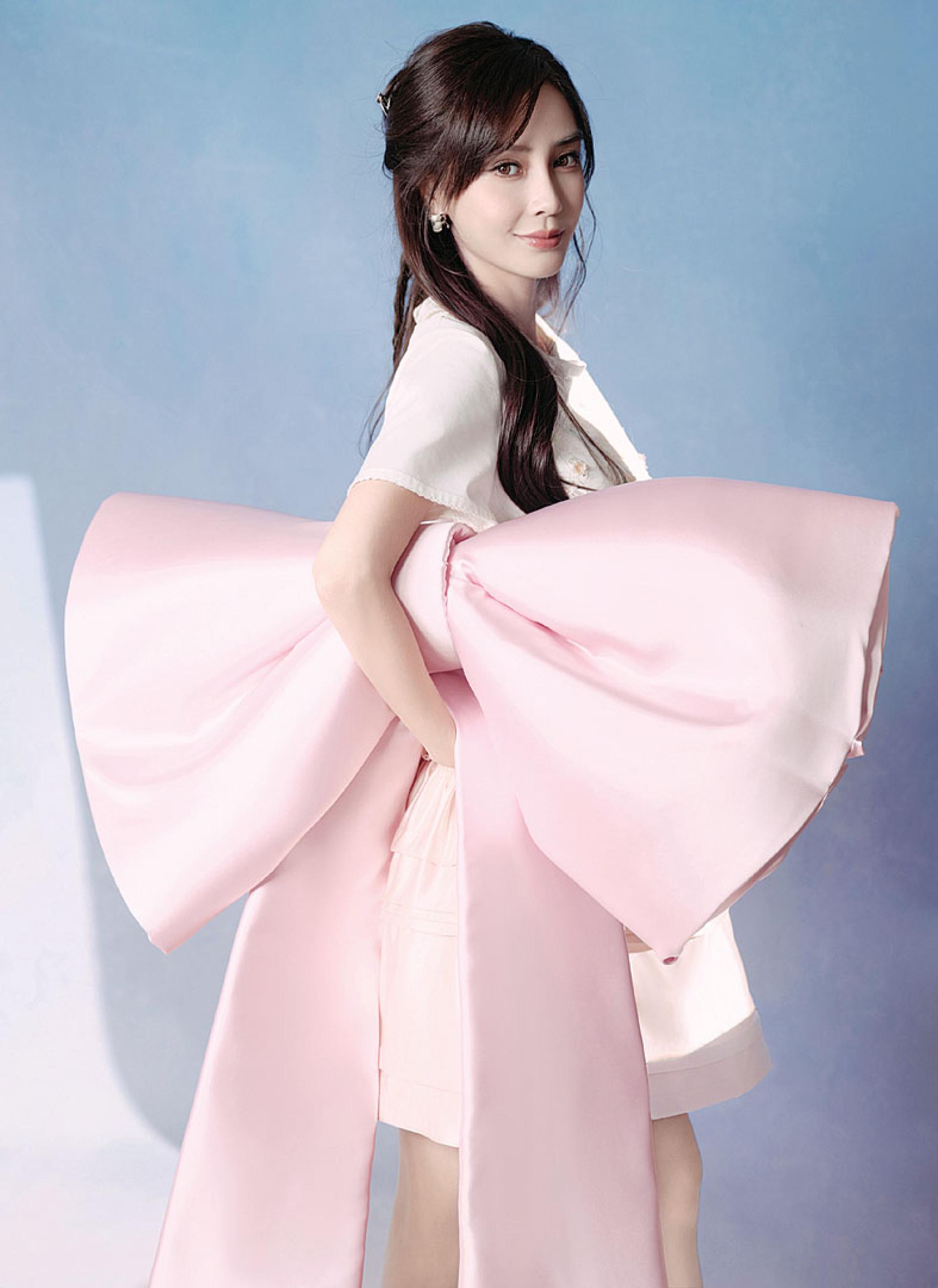 Baby把粉丝送给她的礼物，收藏在自家客厅和柜上。