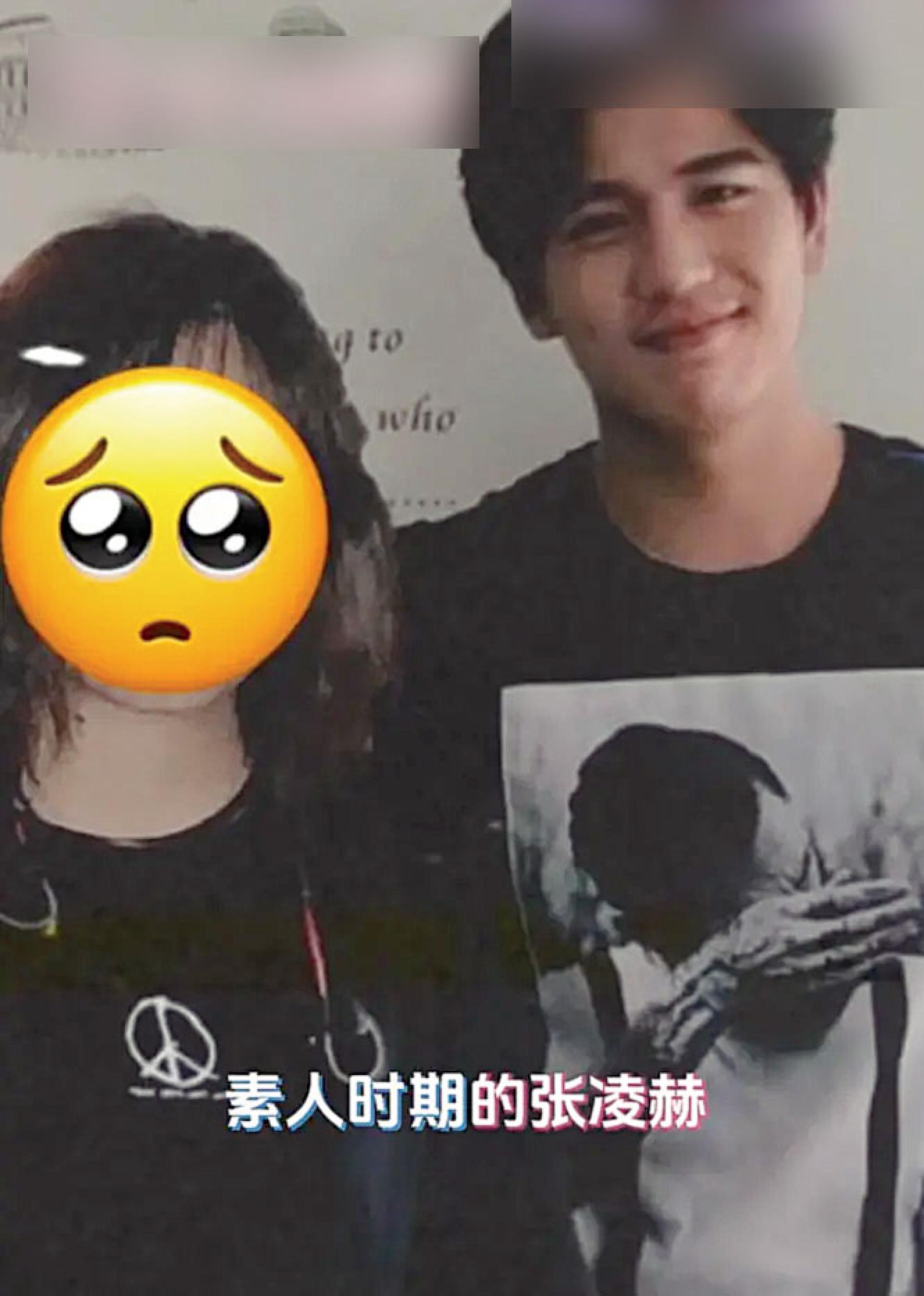 张凌赫出道前的模样已经十分帅气，在学校里也很知名。