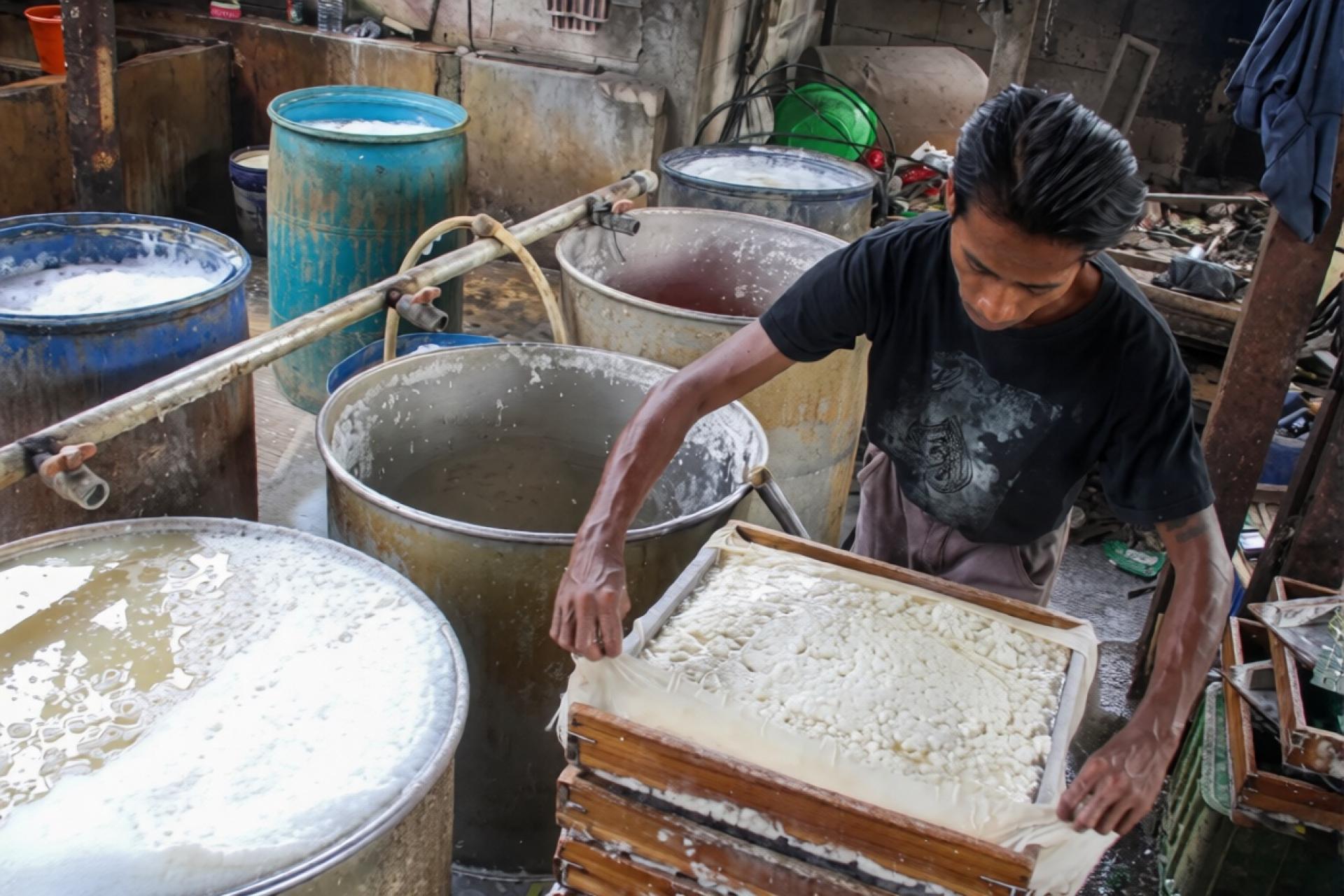 工人在雅加达一间工厂将进口大豆加工成豆腐。（示意图）