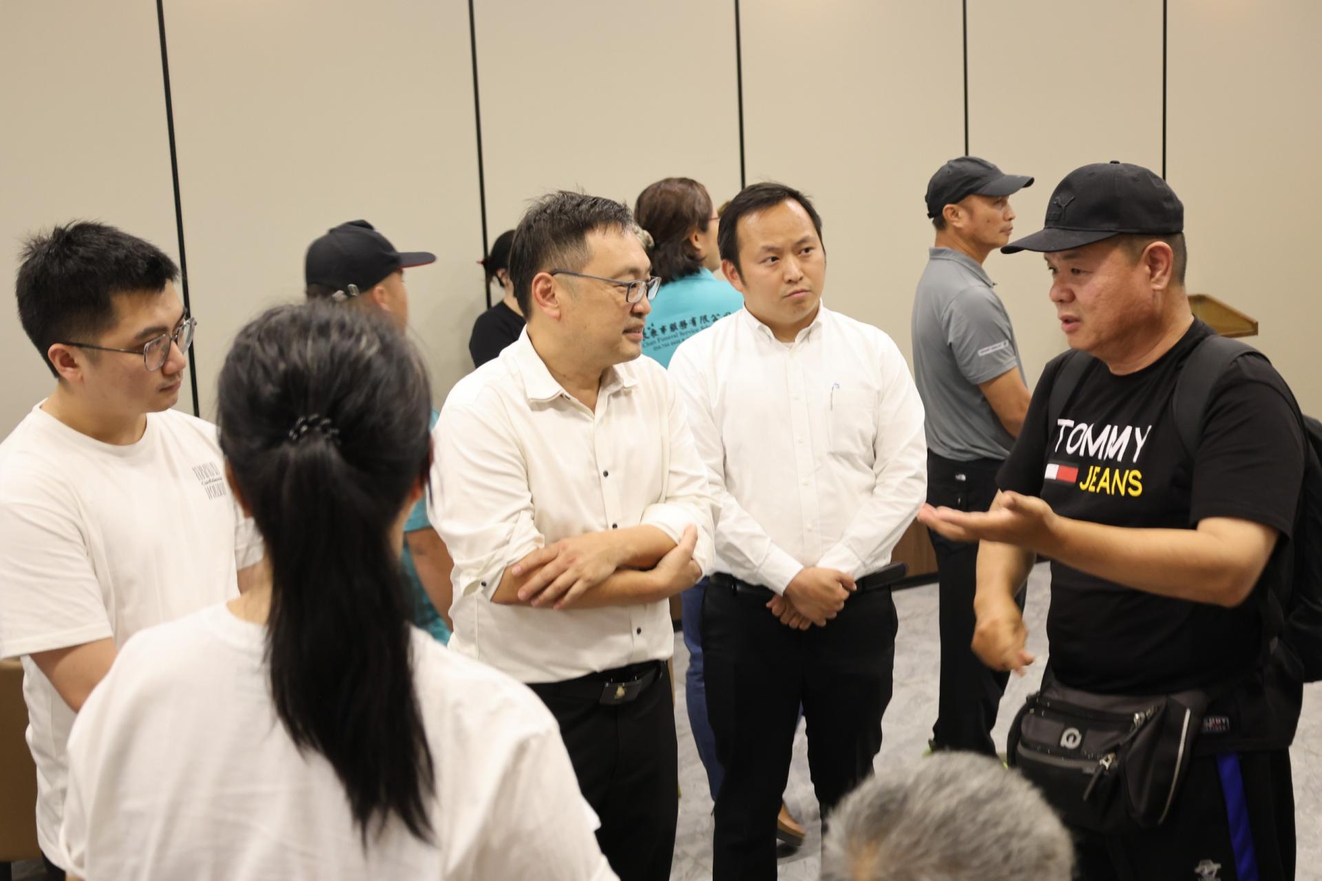 张健仁（右3）聆听死者家属的心声。