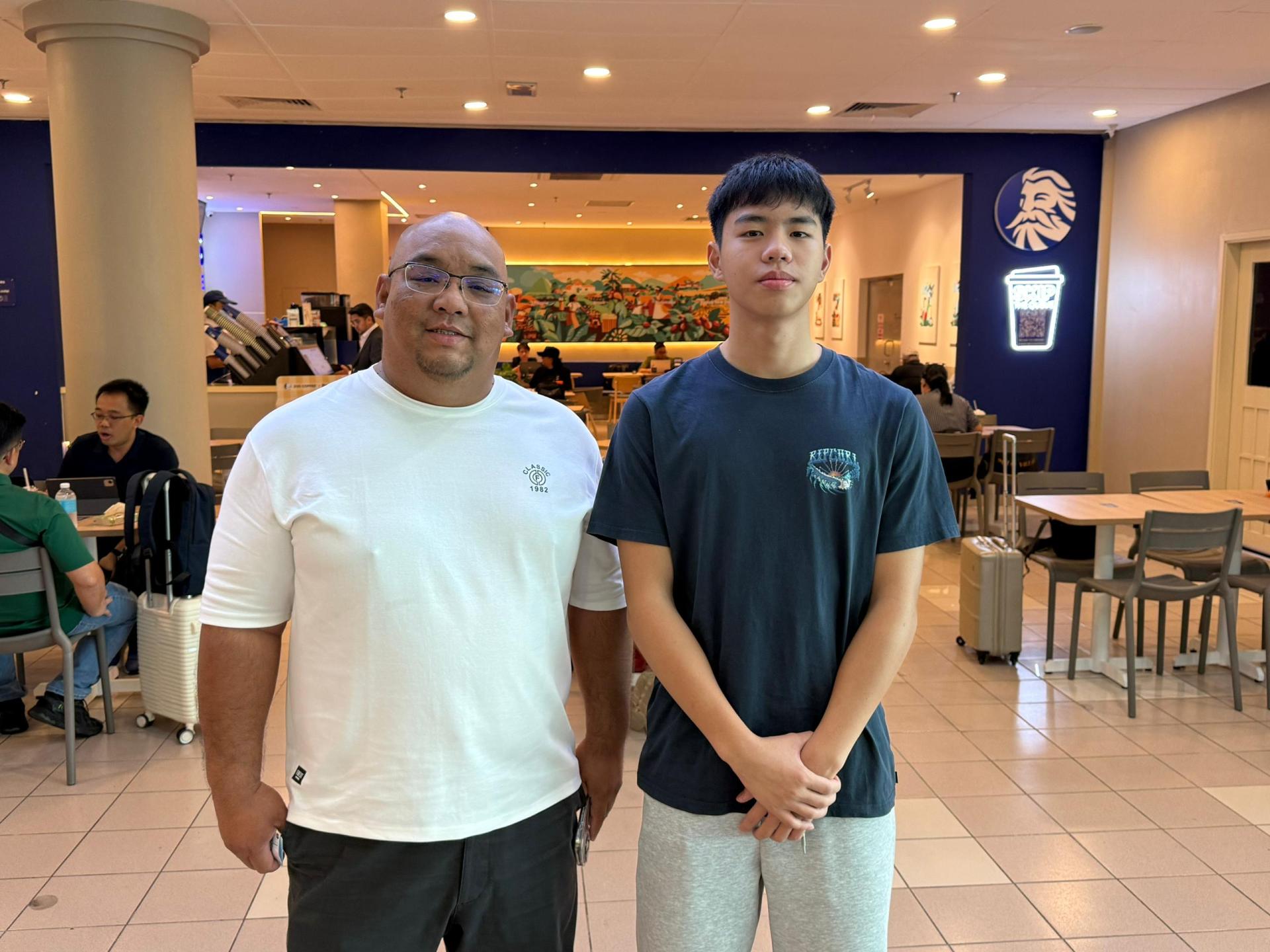 廖祈恒（右1）与教练陈志熙合影于机场出征时。