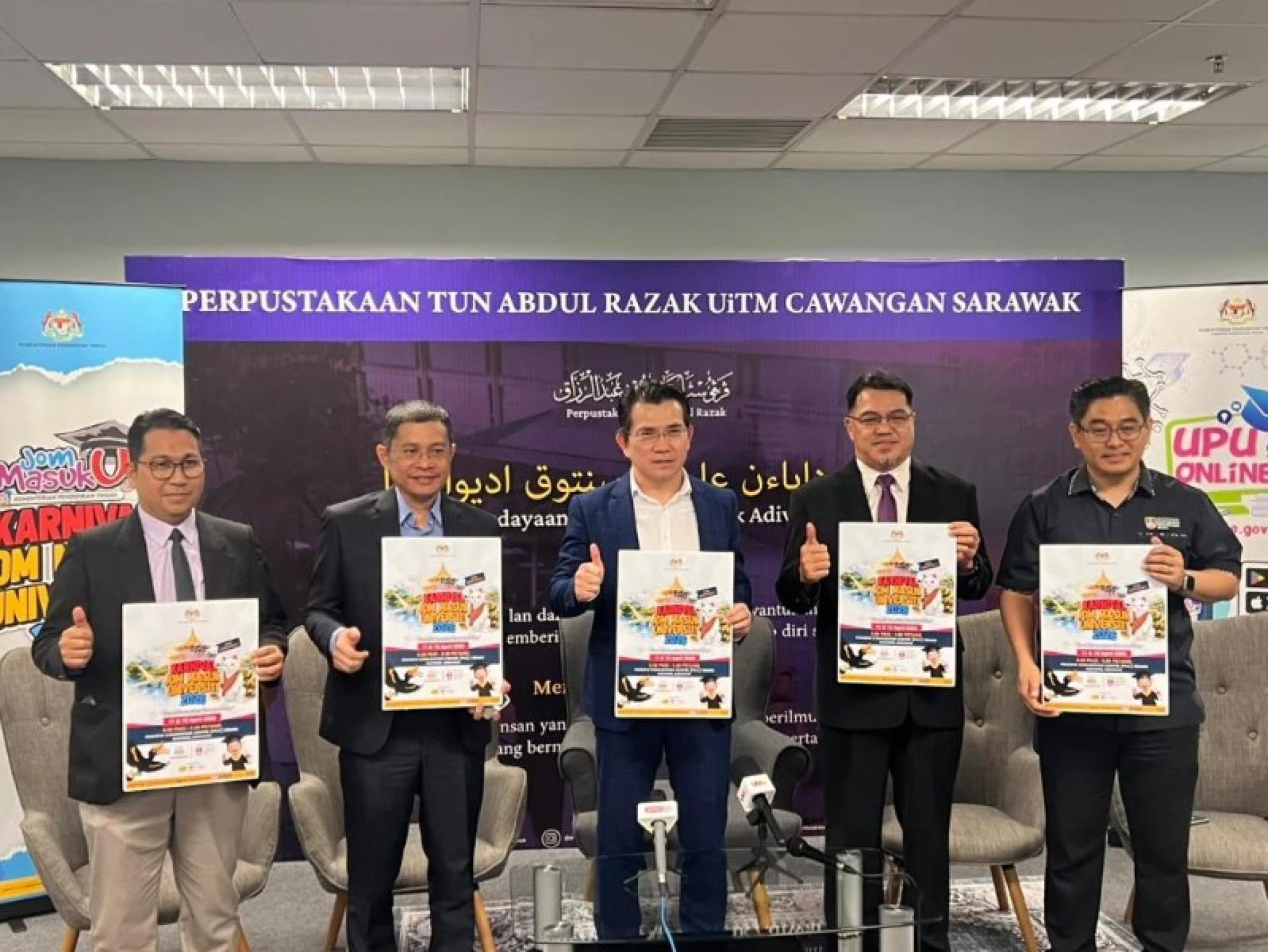 Firdaus（中）与嘉宾展示本周末在彭威会展中心举办的JMU 2026海报。