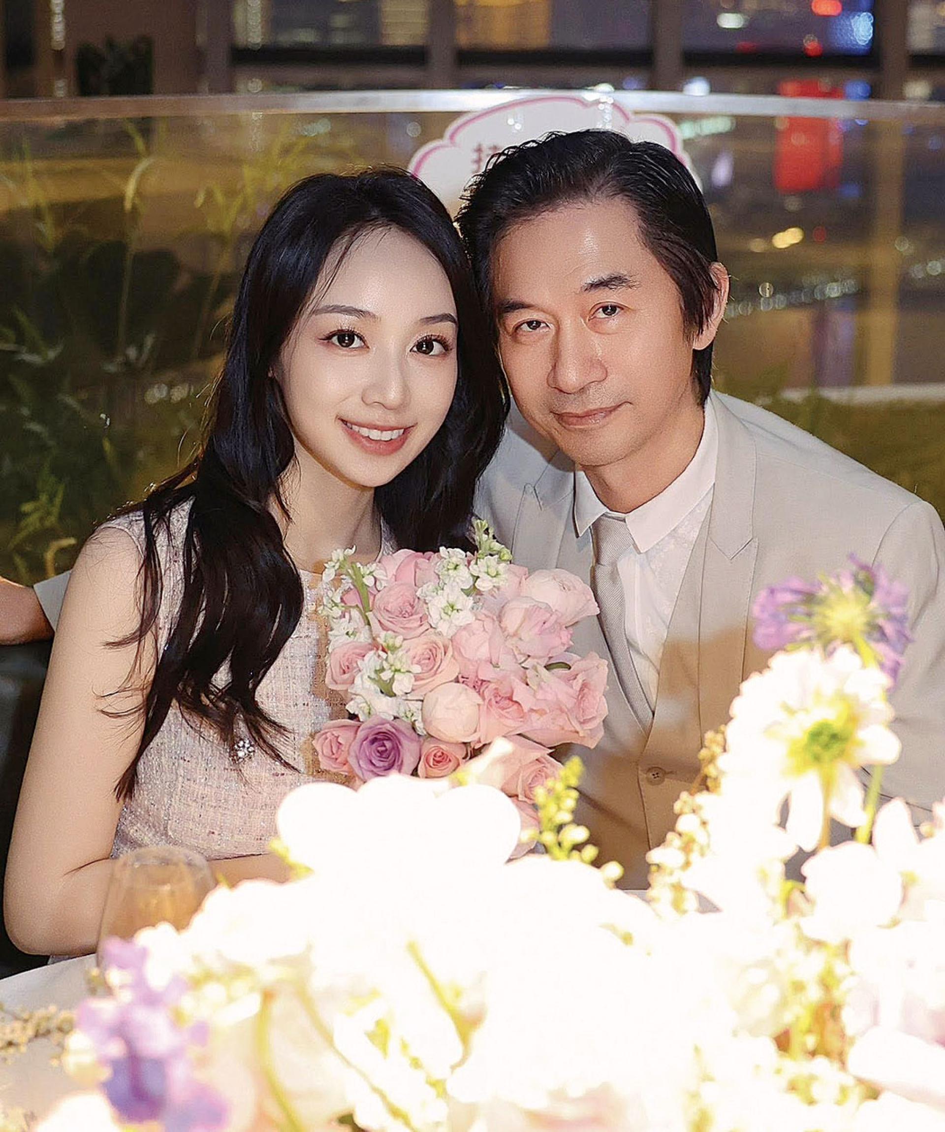 黄舒骏与妻子Sophia相差24岁。