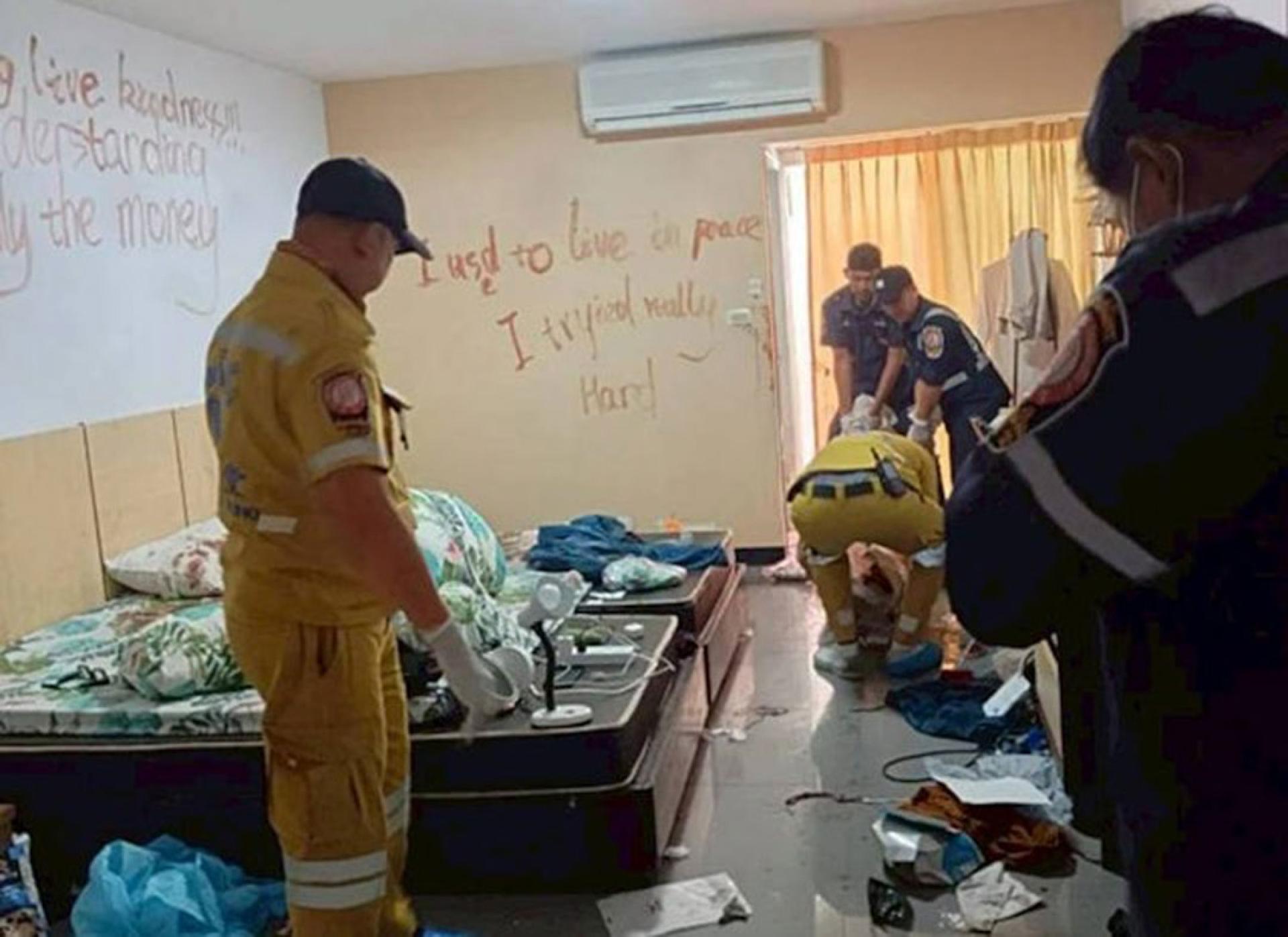 房间的四面墙壁及浴室内，均被凶徒用鲜血写下充满绝望语气的英文遗言。