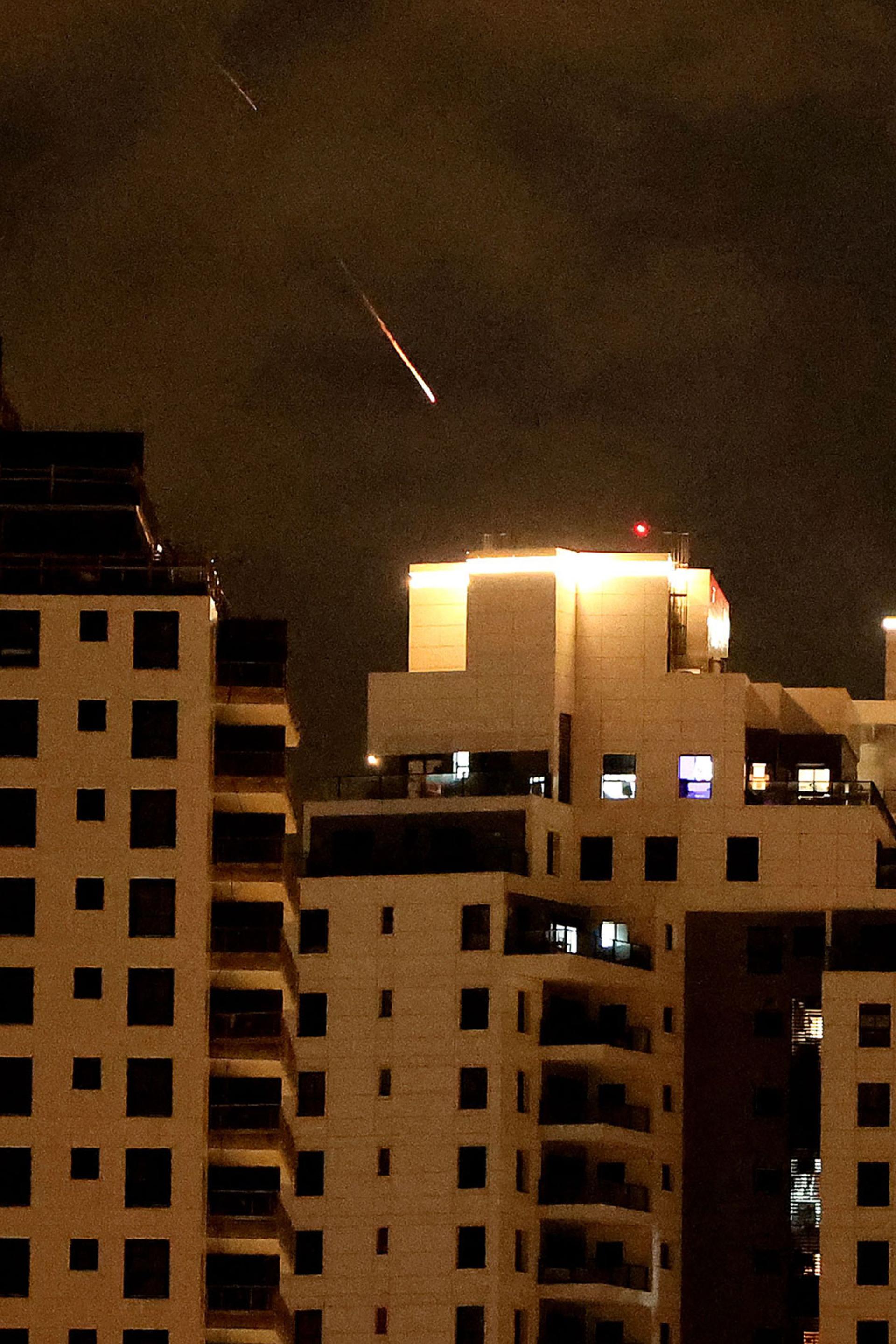 以色列内坦亚上空8日凌晨出现火箭尾迹。