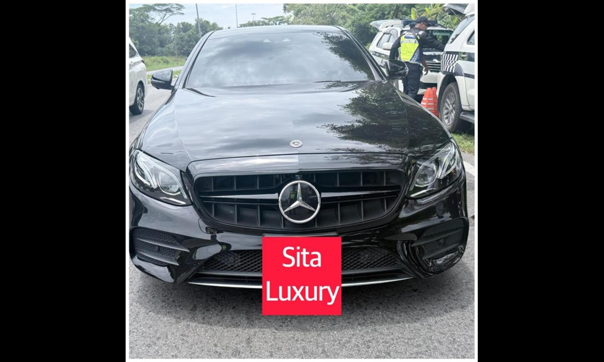 其中一辆被扣查的轿车。