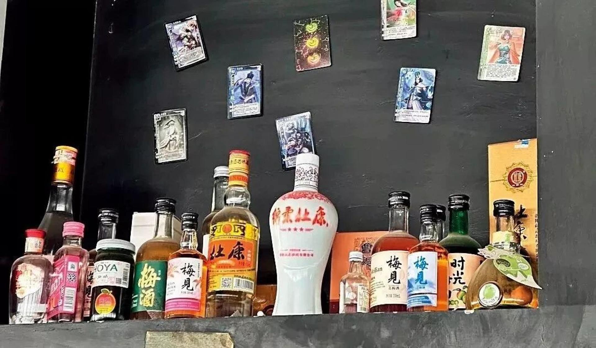 除了布洛芬，供品柜里还出现了与“青梅煮酒论英雄”呼应的青梅酒。