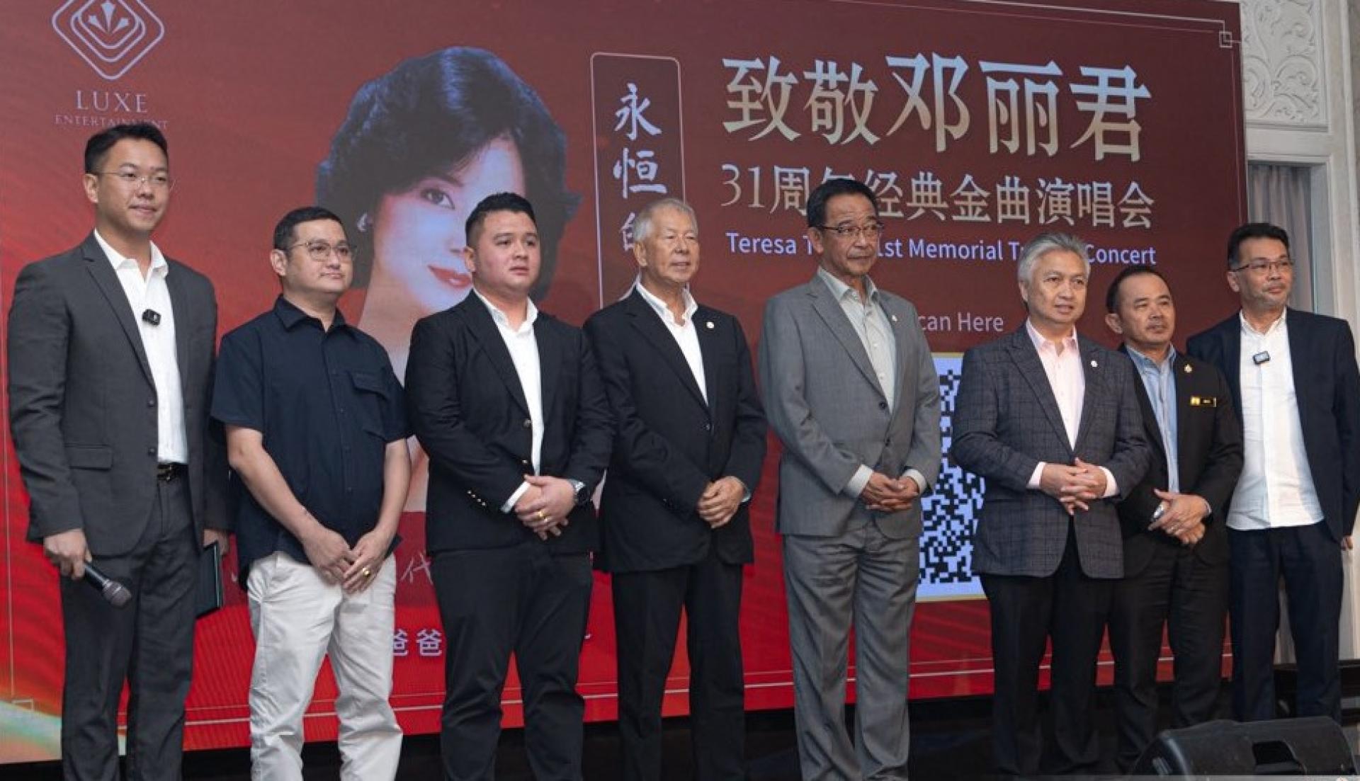 拿督斯里阿都卡林（右4）与主办方代表等人合影。左4和右3分别为拿督陈超耀和拿督史诺登副部长。