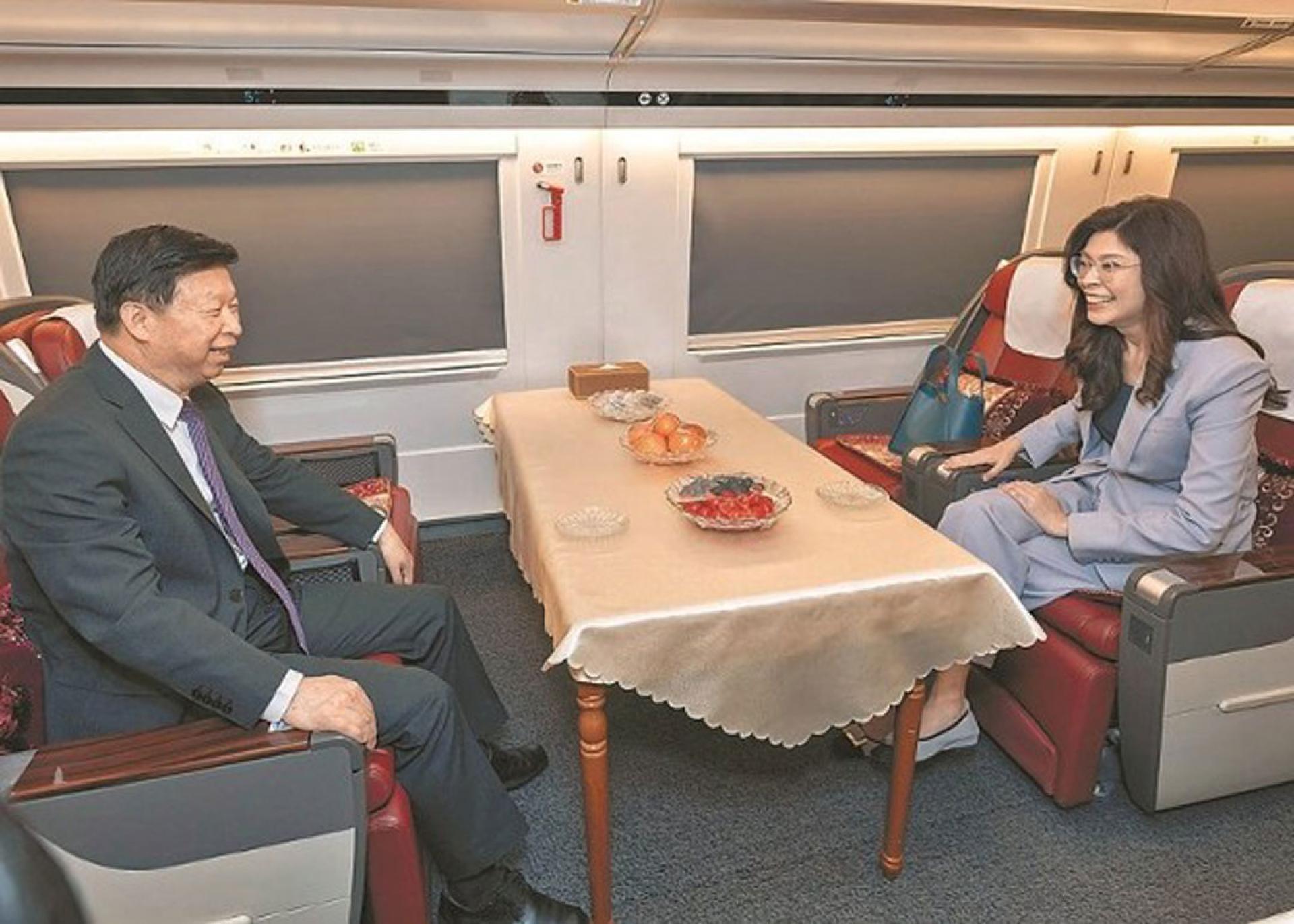 宋涛（左）和郑丽文（右）一起搭高铁前往南京。