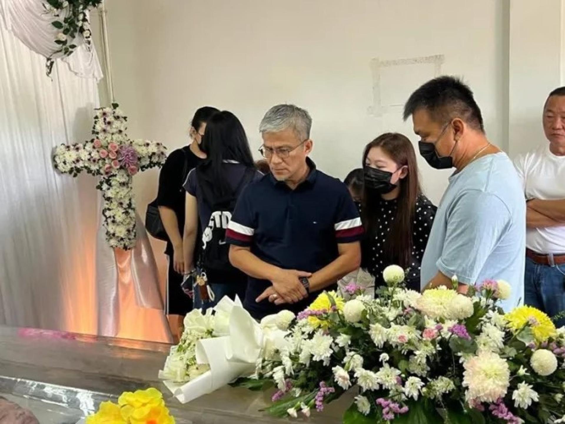安华拉拜（左）于2026年4月8日在诗巫武吉利马太平间向林玲香致哀。