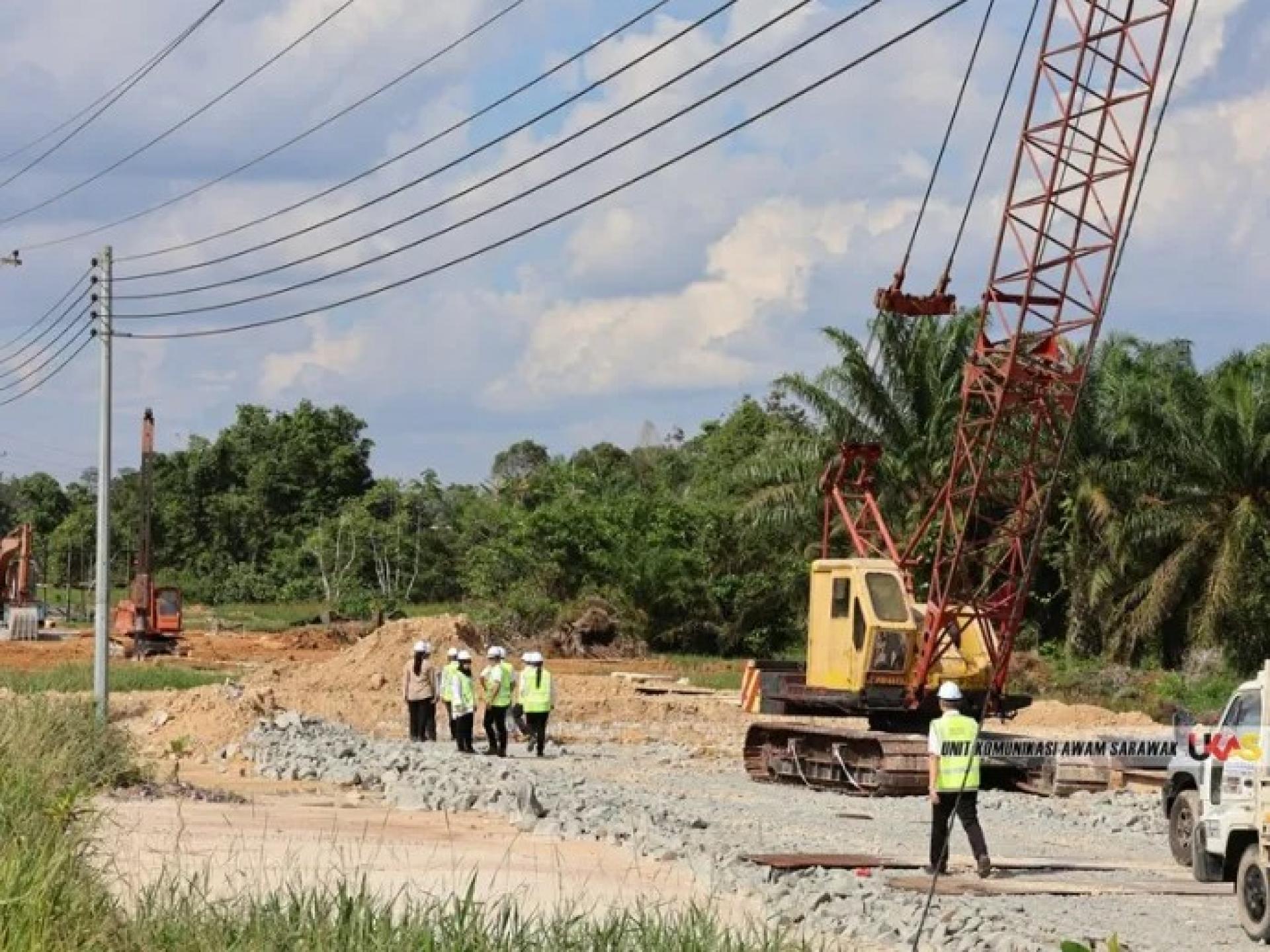 艾德尔于2026年4月7日巡视西连-日廊-三马拉汉双车道大道工程进展。（照片：Ukas）