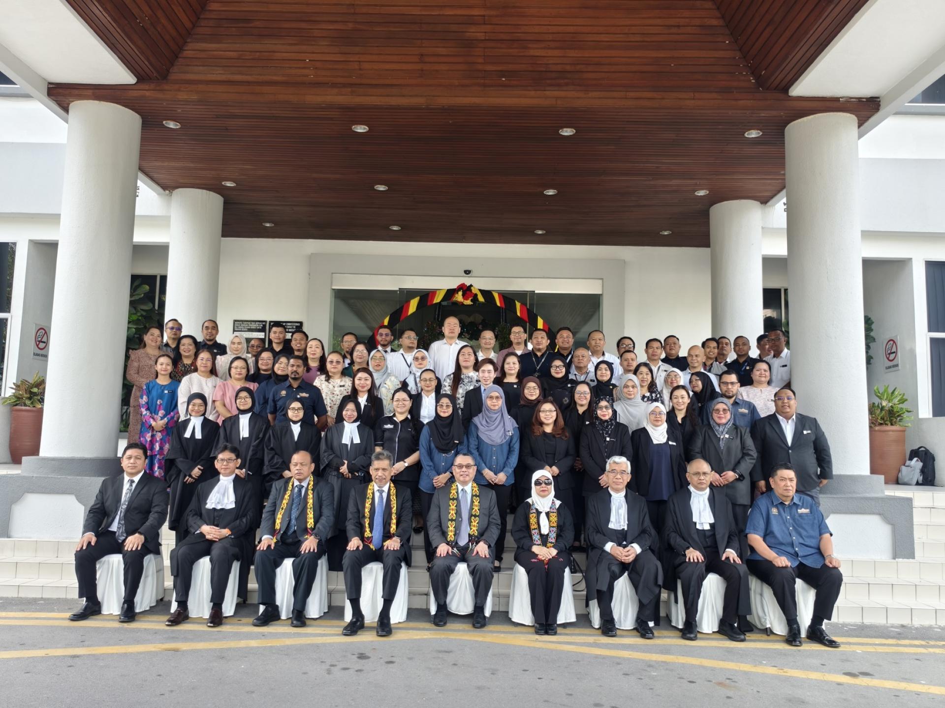 旺阿末法立（前排中）在美里法院大楼与出席者合影留念。