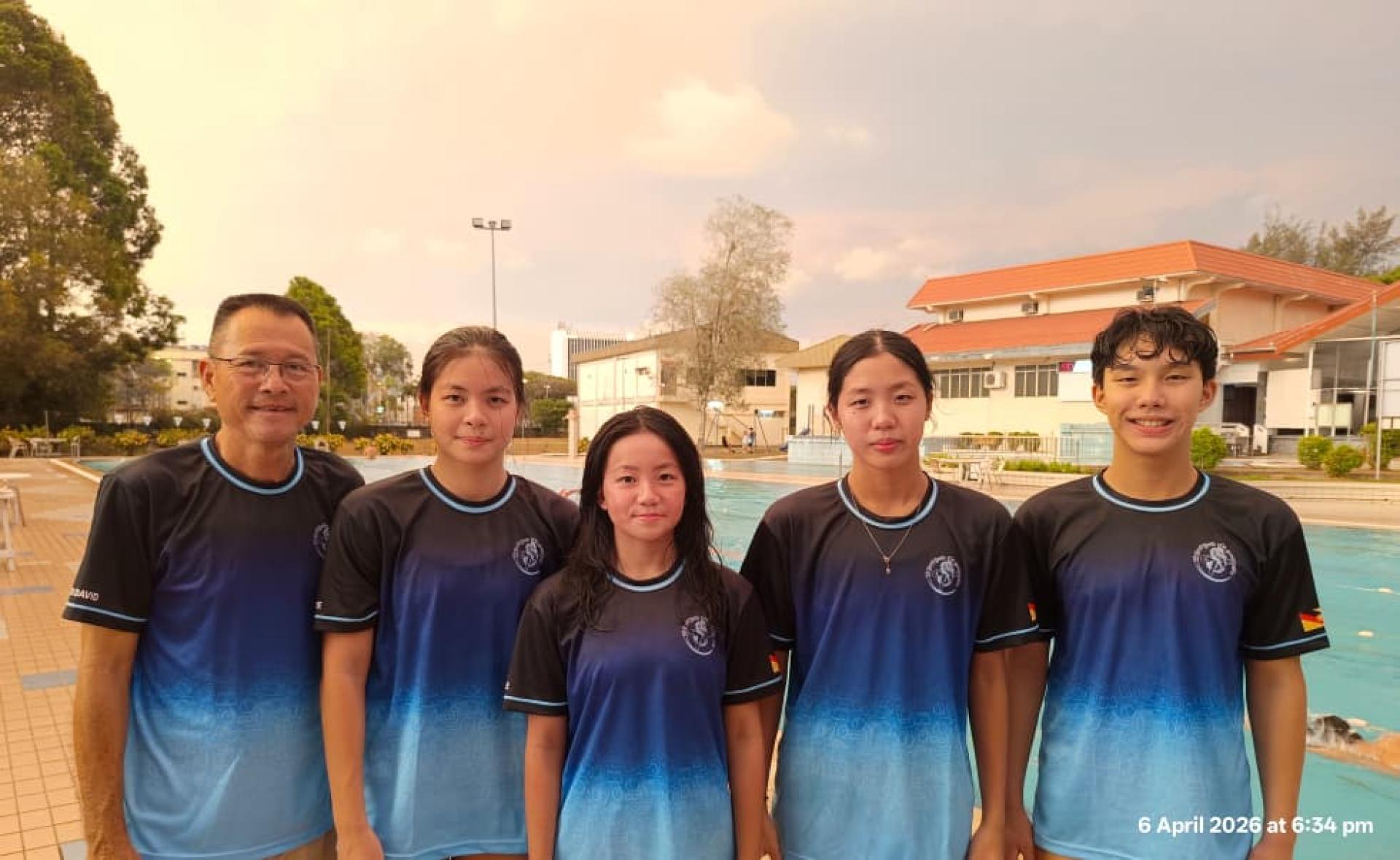 左起为教练钟易强、刘妤蓉、张语恩、曾莉莎及黄睿杰合影。