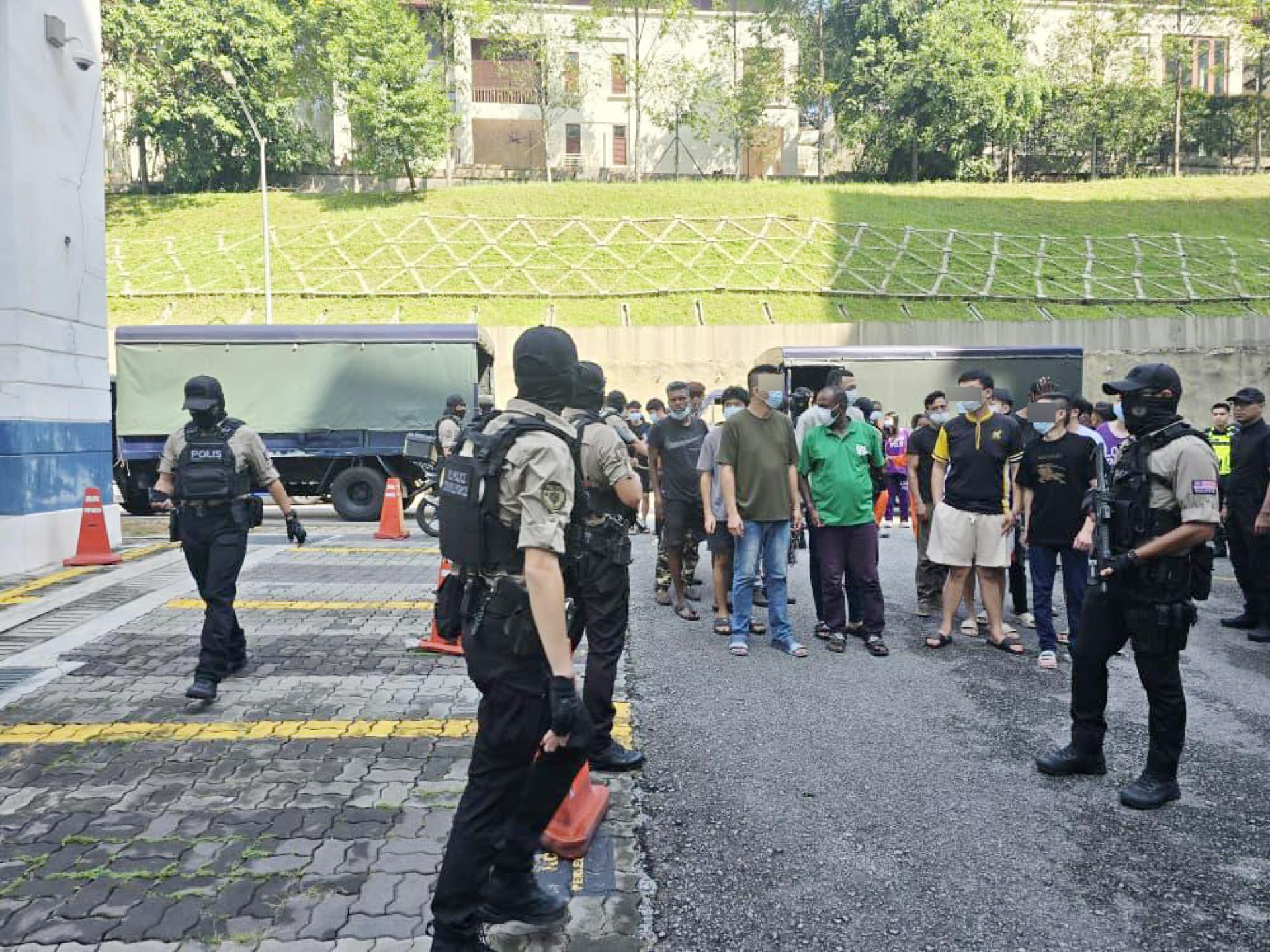 警方已经扣留至少43人，助查上周日（5日）发生的卡拉OK酒廊遭砸场案。