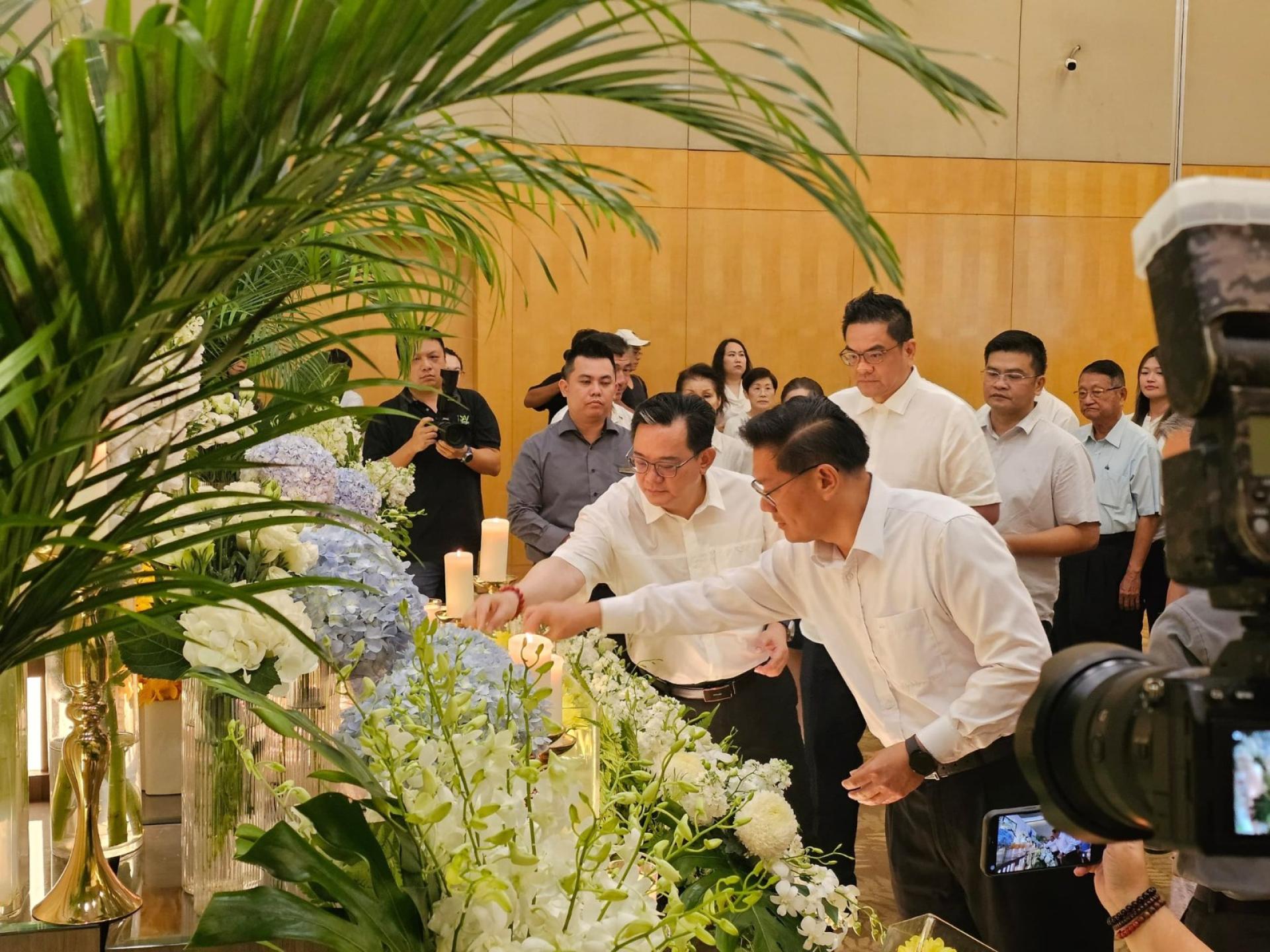 刘亚强（前右2）吊唁林良实，并献上蜡烛致以最后敬意。