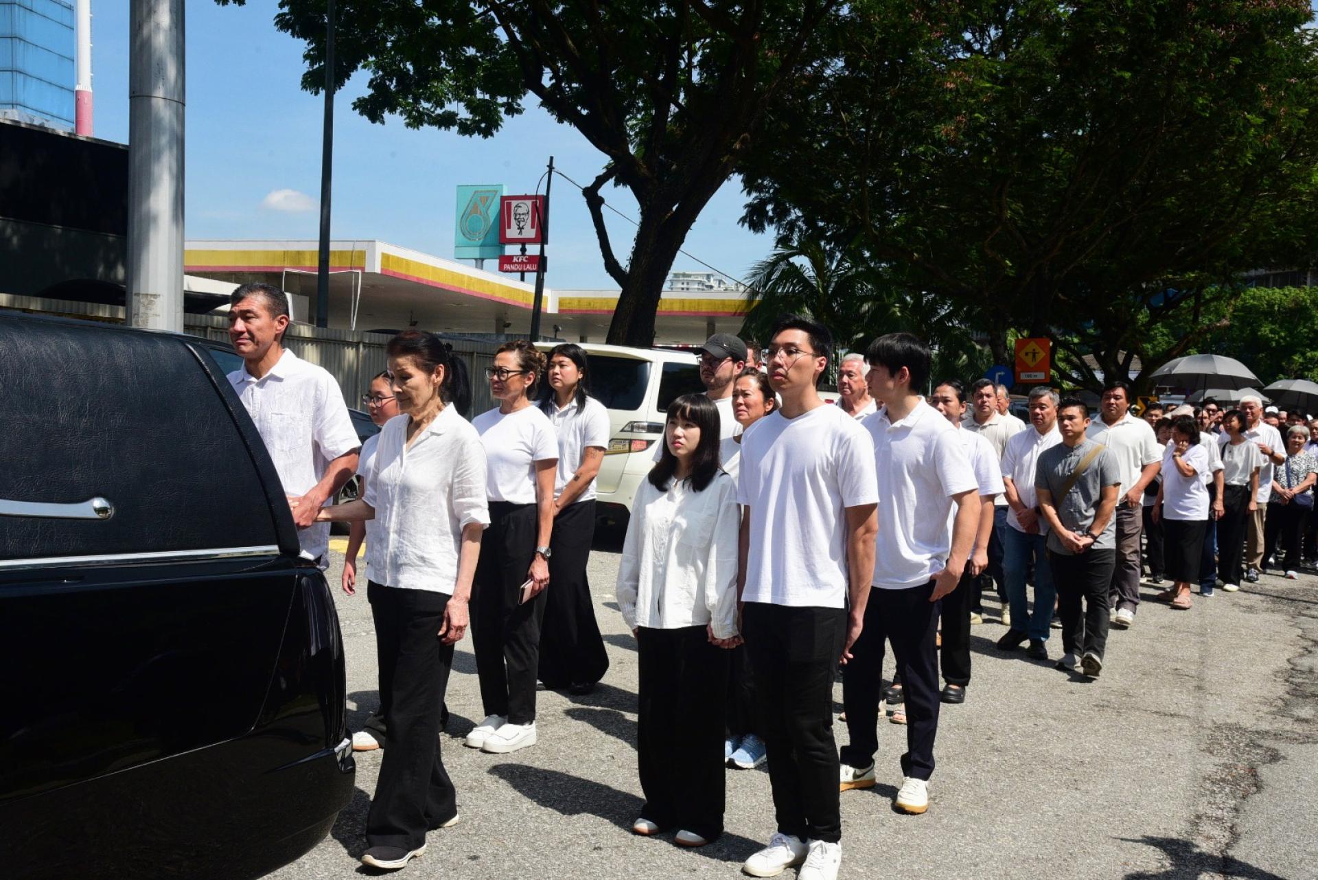 林良实周三上午举殡，亲友及马华党员和民众，送别敦林。前排左起为林熙杰及杜潘王维娜。