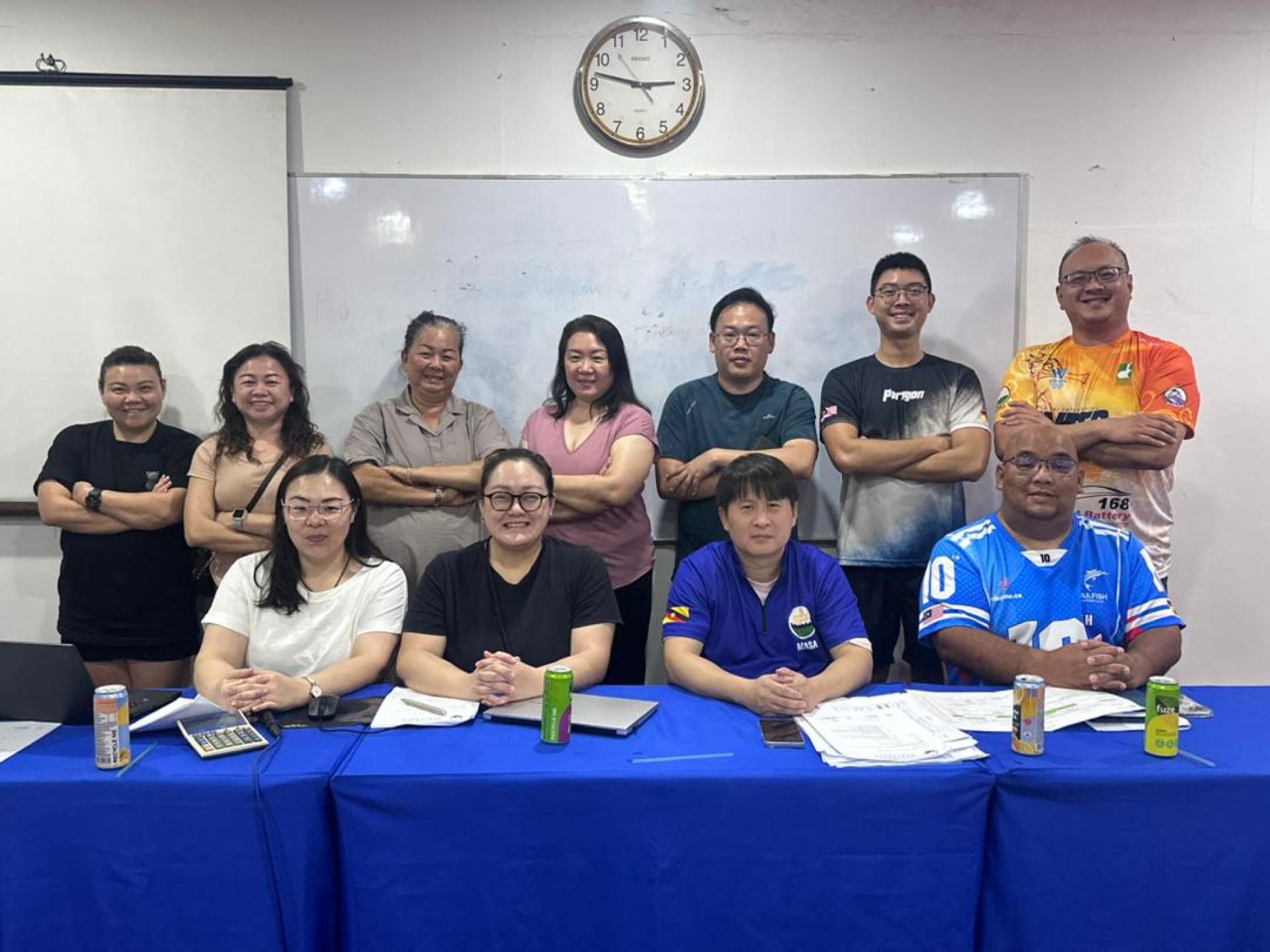 美里业余游泳协会召开2025年度会员大会后合影，右2为会长王智义。