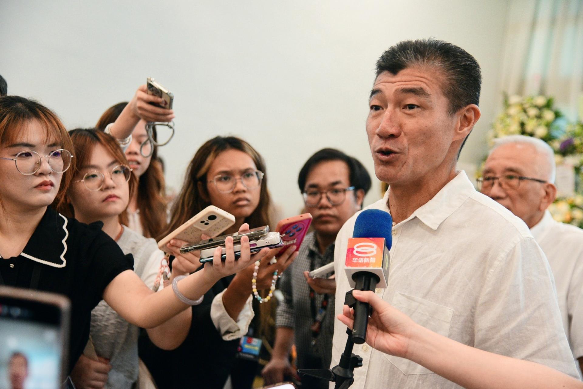 林熙杰（右）澄清，兄长林熙隆因在澳洲接受治疗，而无法参与父亲的丧礼。