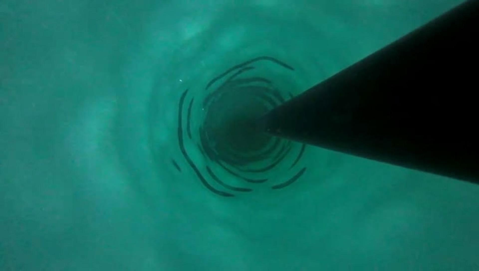 中国首次南极冰层热水钻探试验冰盖下画面。