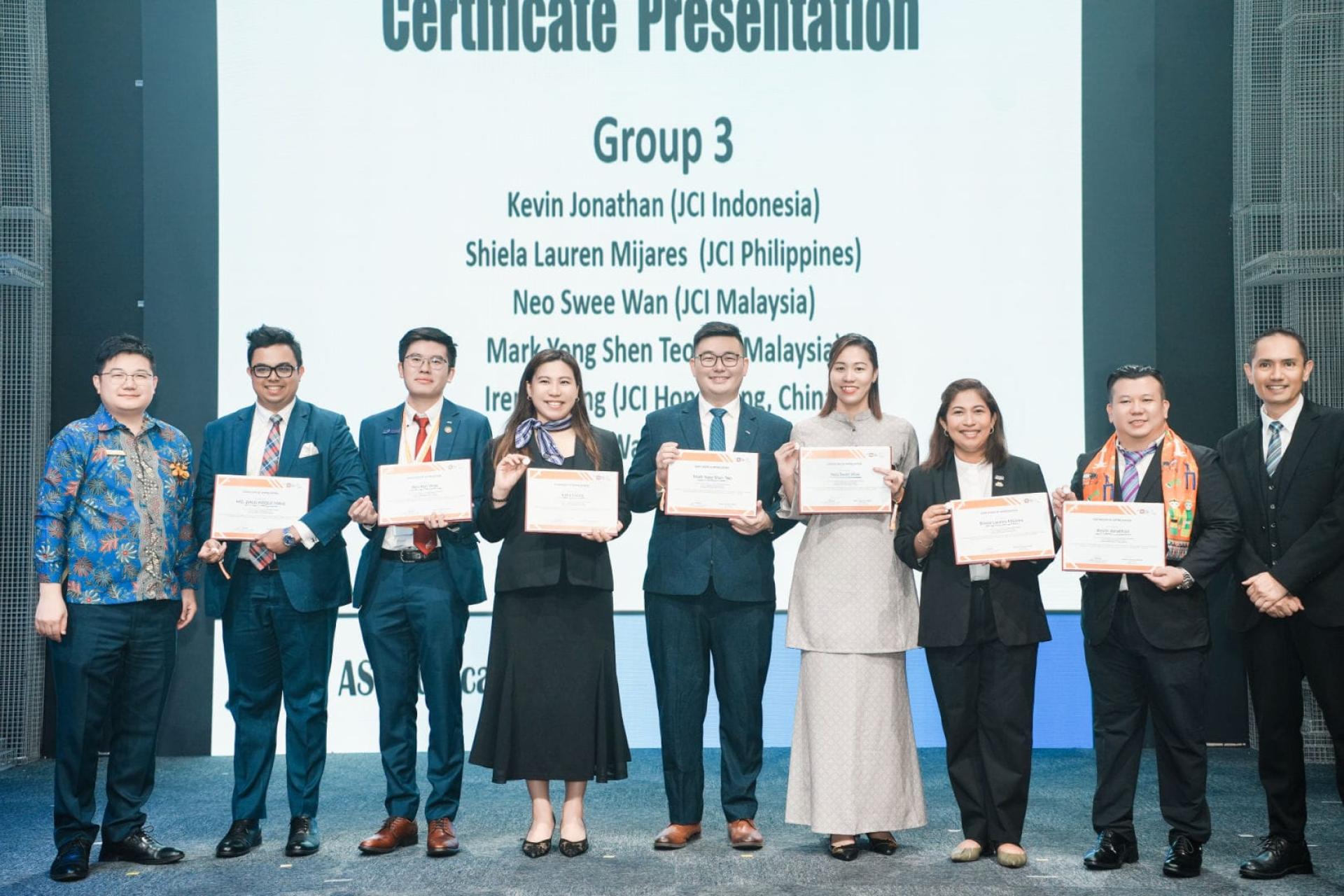 古晋青商会（JCI）会长张玜珅（中）日前参与国际青商会亚太区学院课程并毕业。