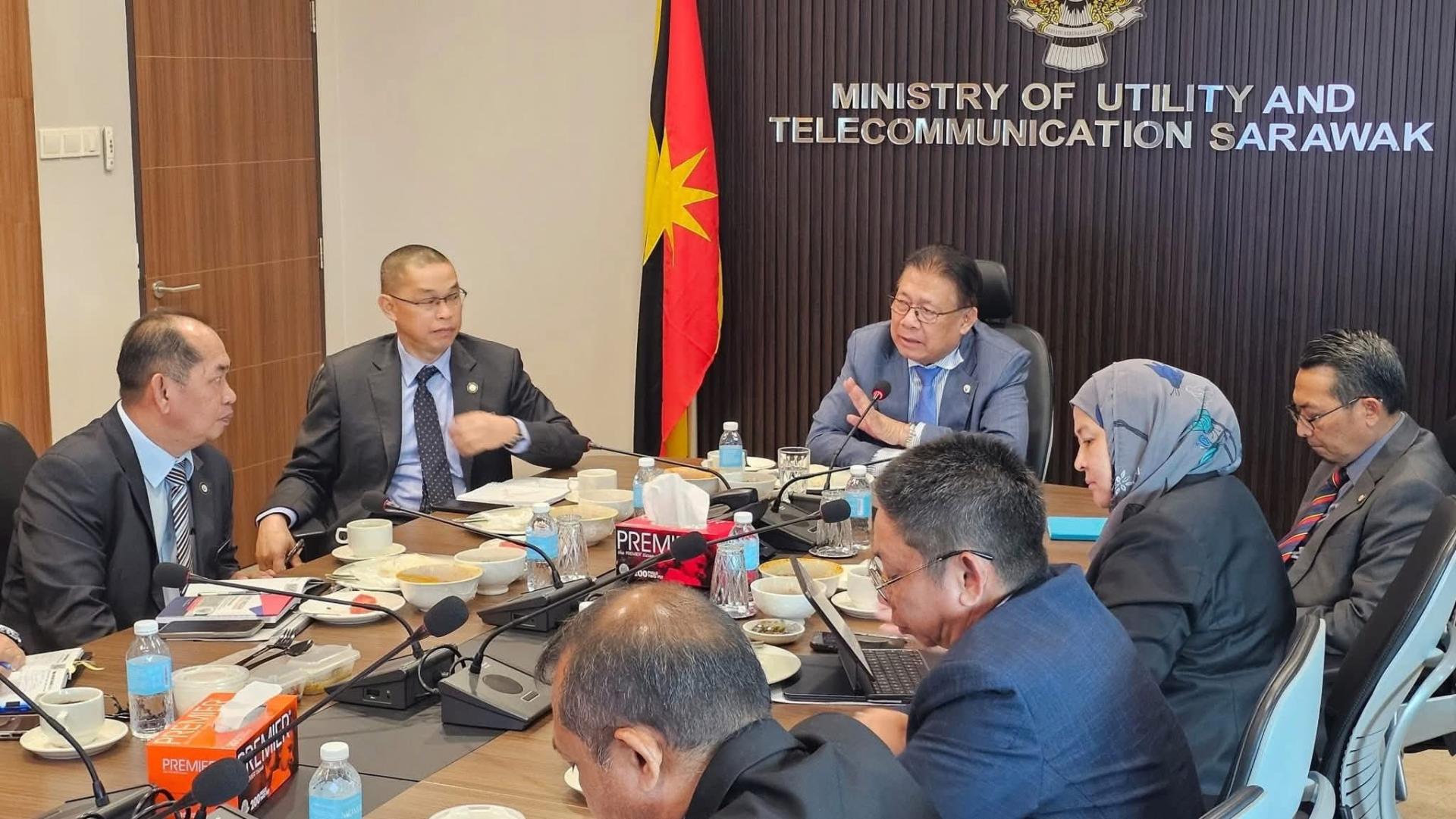 拿督斯里朱莱希（中）在其部门与官员开会。