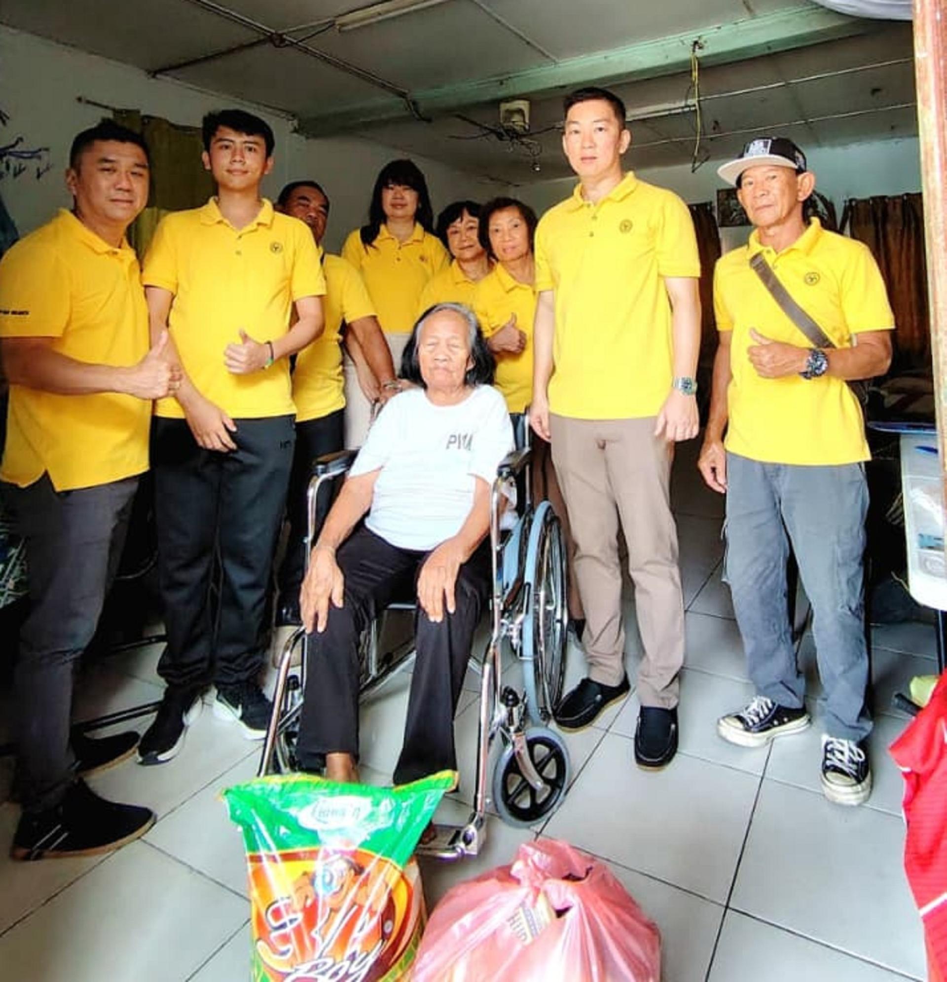 人联党石隆门支部主席张毓伦（右2）与支部团队成员移交轮椅及关怀物资予行动不便的长者，以实际行动传递社区关怀。