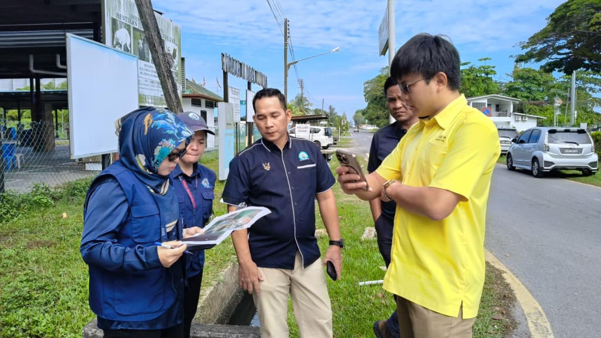 谢家洪（右）与美里市政局工程部官员了解工程内容。