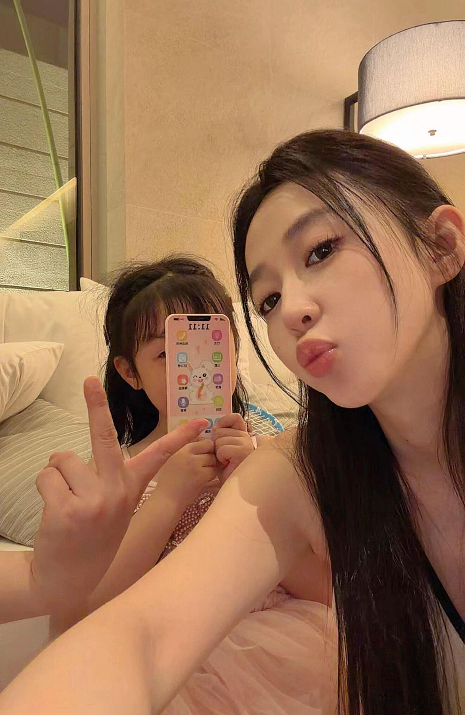 宣云（右）和5岁女儿合照，潘玮柏脸没入镜却伸出手比YA。