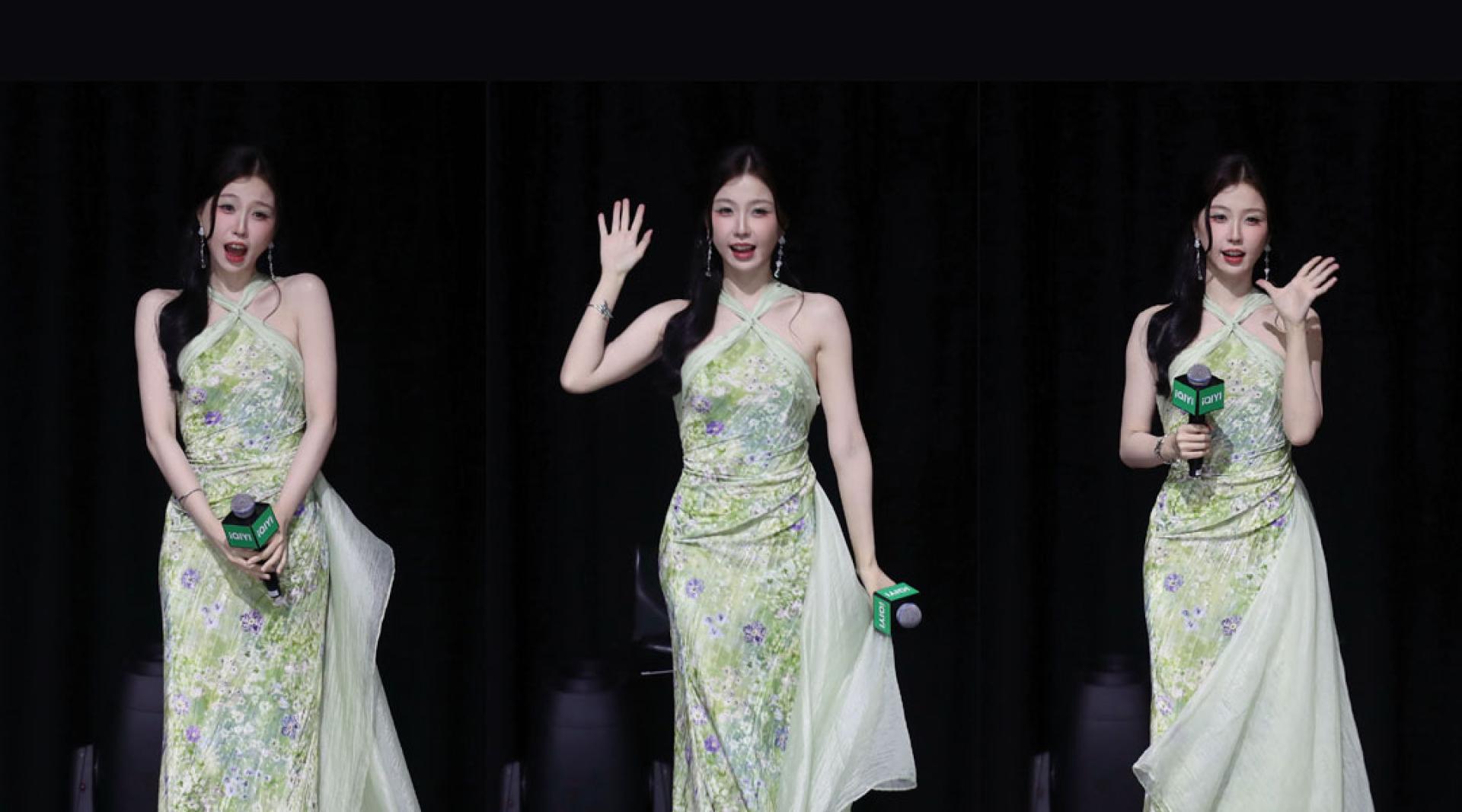 现场的虞书欣小动作多多，一时俏丽撒娇一时可爱卖萌，瞬间拉近与大马小石榴的距离。