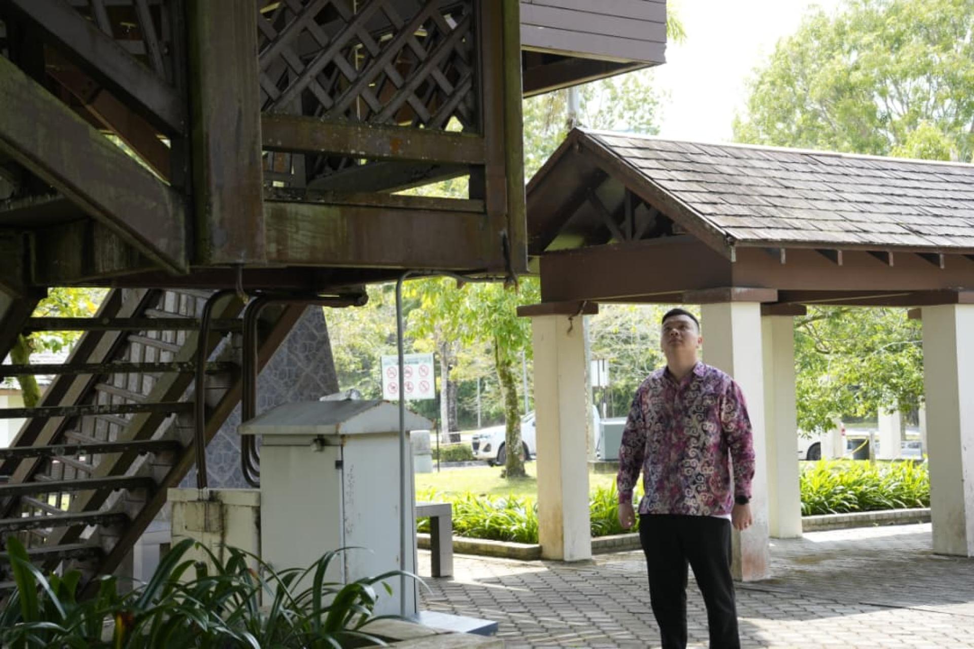 赵俊文巡视美里公共公园观景塔结构，了解需维修部分。