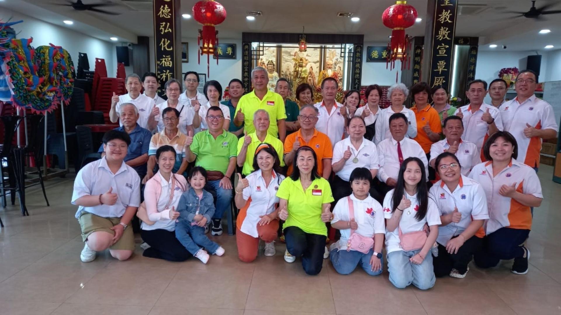 济兴善社社长陈瑞兴（第二排右4）同该社德友与到访的拿大德教道济紫光阁、新加坡德教紫松阁的代表团在交流后合影。