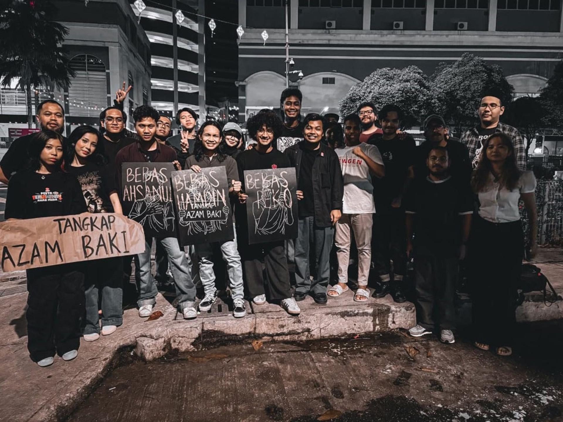 3名学运与社运分子获得释放后与支持着合照。（脸书图片）