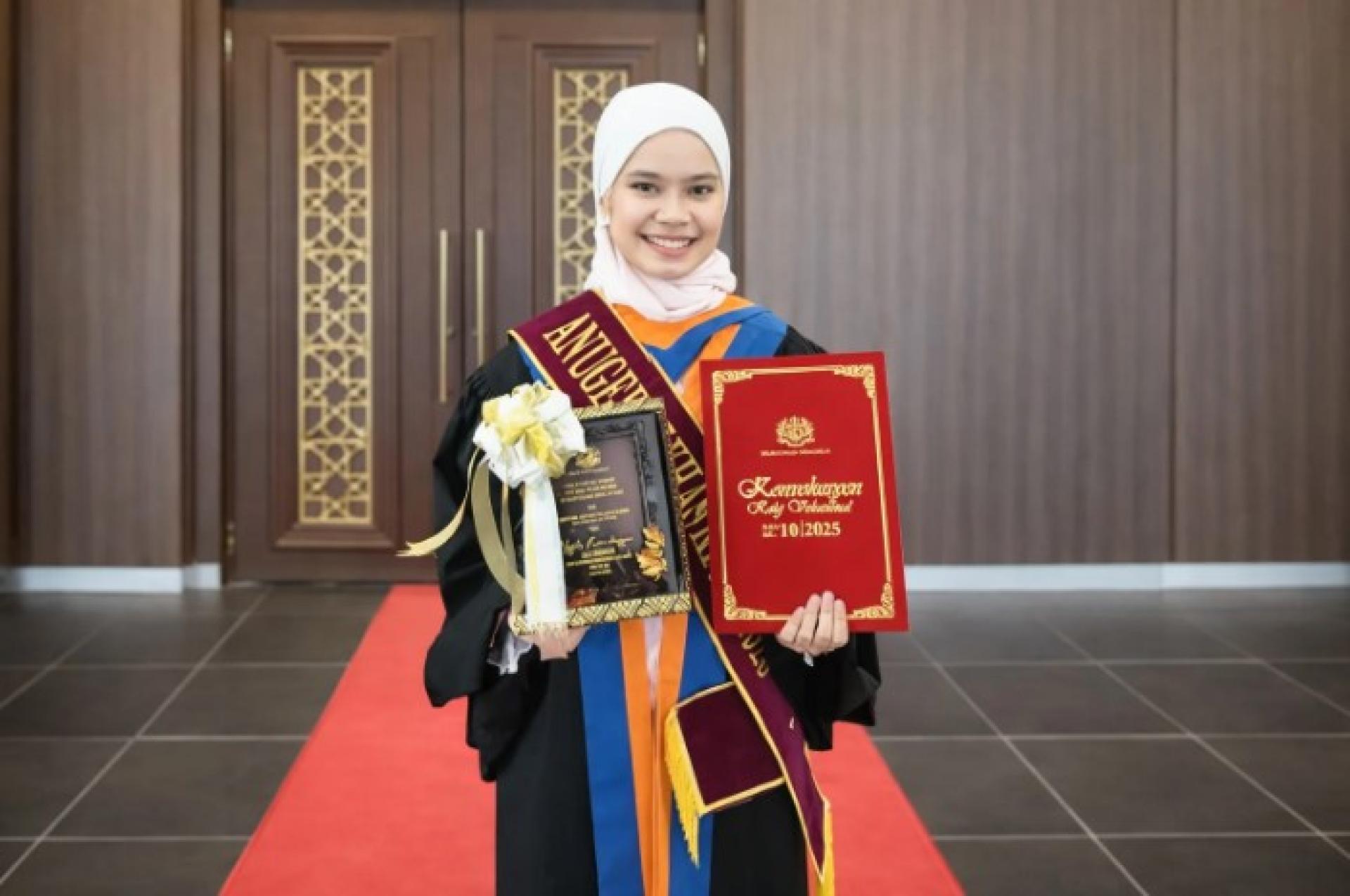 沃迪娜出席2025年第10届教育部职业学院毕业典礼后合影。