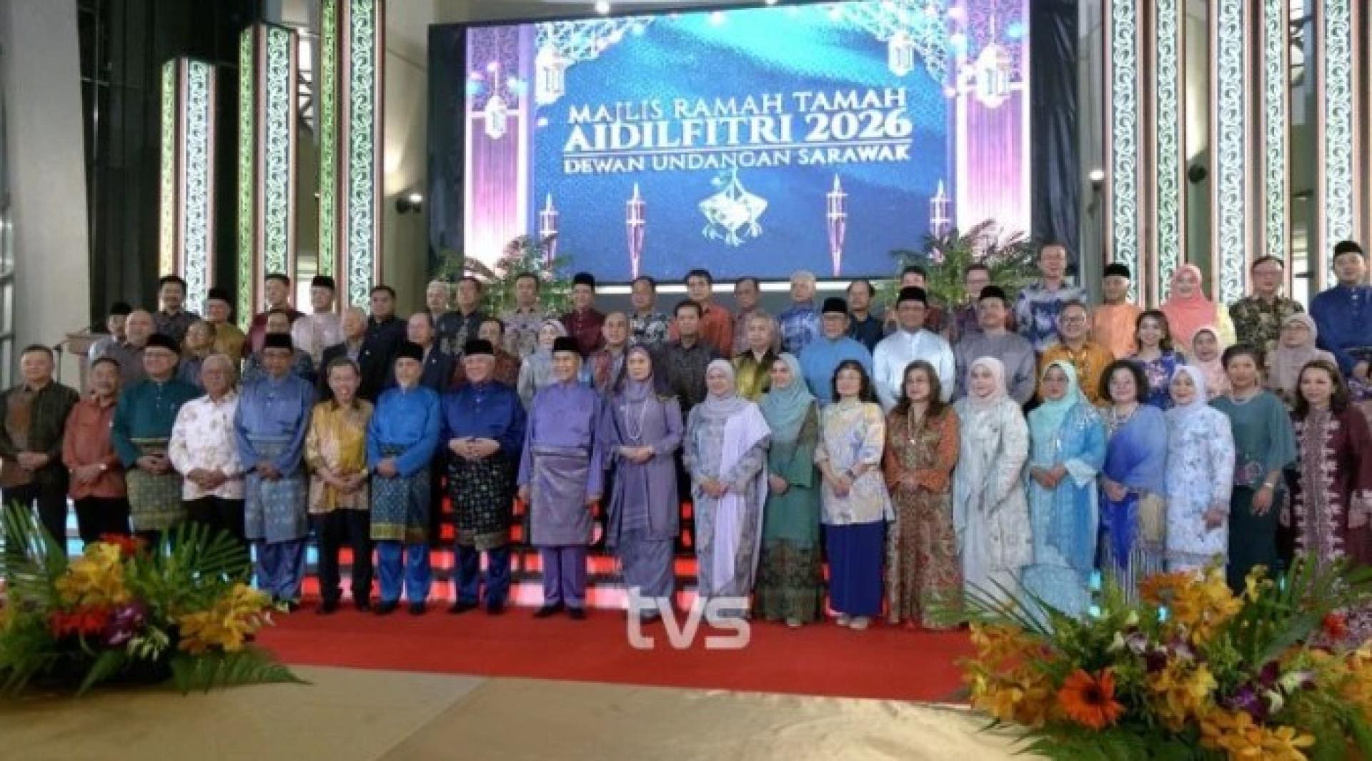 砂拉越州元首敦丕显斯里博士旺朱乃迪及夫人杜潘拿督巴丁宜法兹雅出席砂拉越州立法议会开斋节团拜活动。