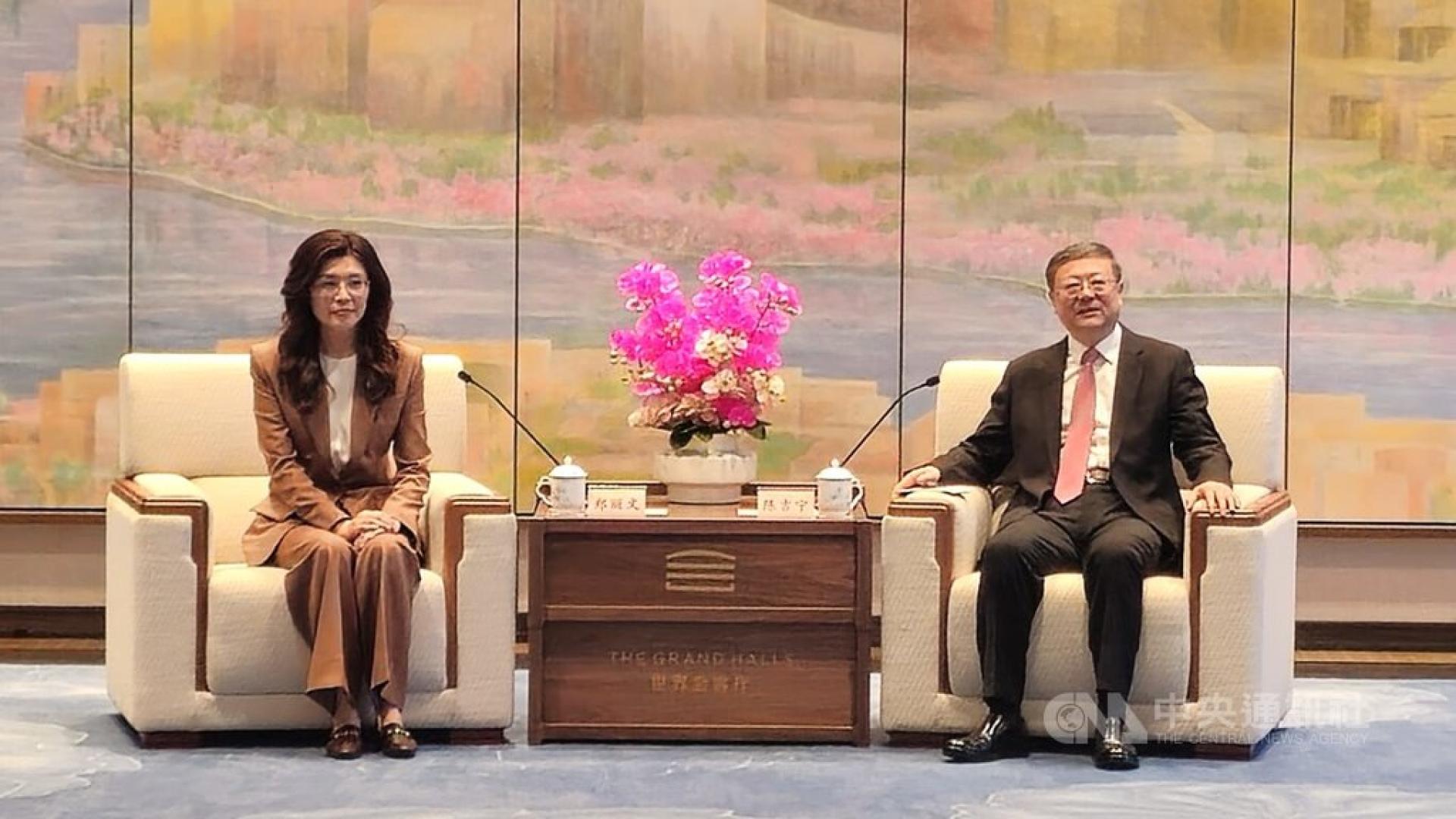 国民党主席郑丽文（左）8日晚间与上海市委书记陈吉宁（右）会面。