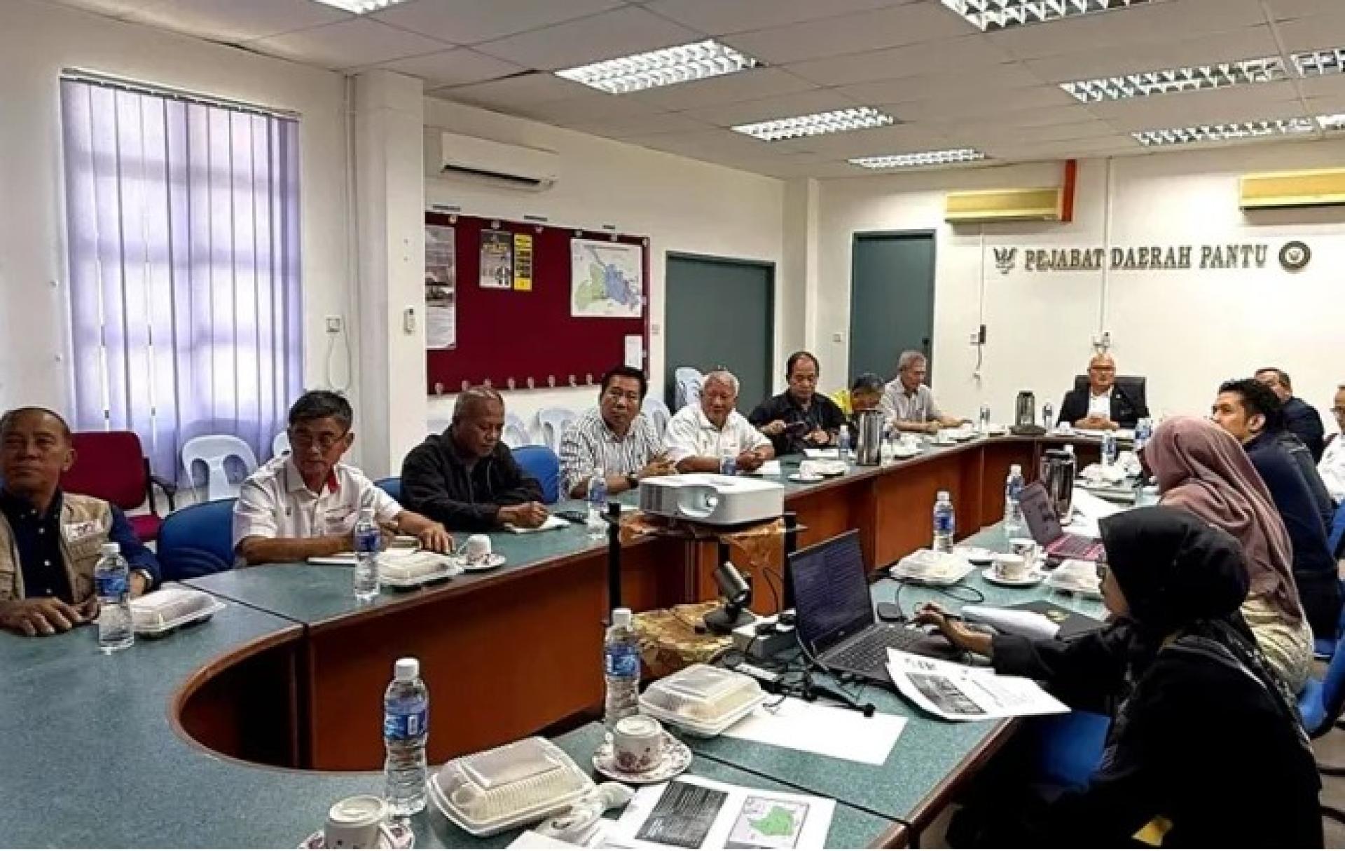 官员出席特别会议，于2026年4月8日在板督区办公室讨论板督区议会设立事宜。