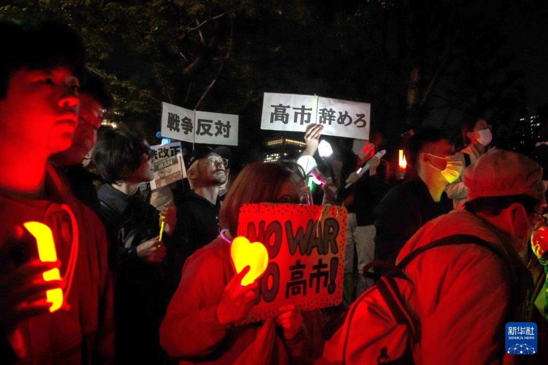 抗议者手持写有“不要战争”、“高市政权即刻下台”等字样的标语。