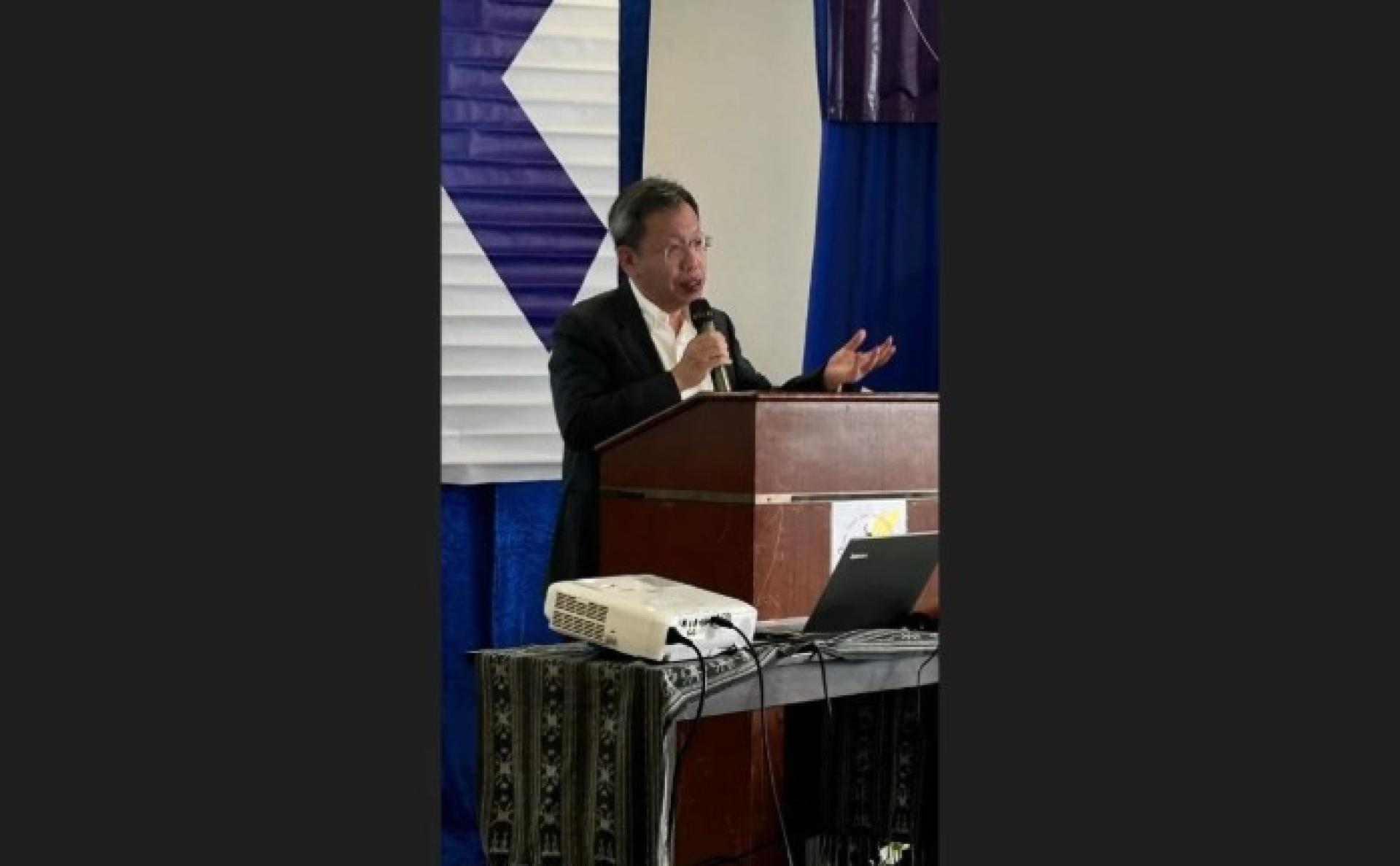 沈桂贤医生代表阿邦佐哈里在砂拉越综合医院日间治疗中心前厅启动结直肠癌意识推广活动。