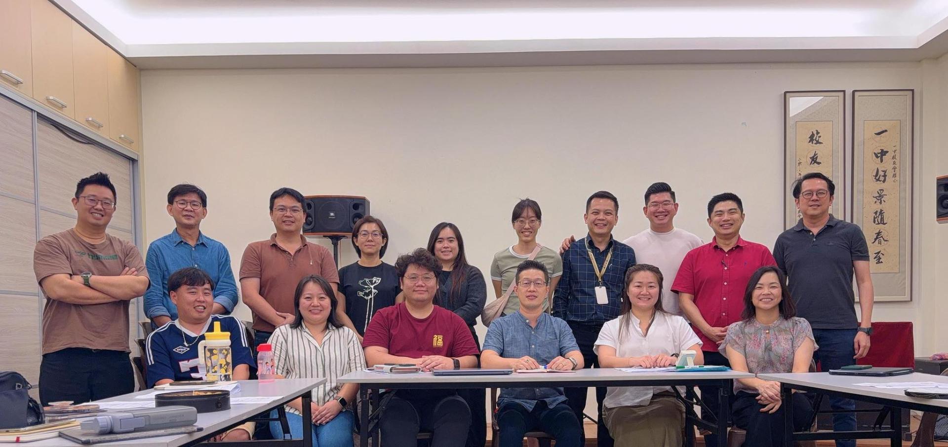 一中校友会执委理事会议讨论召开会员大会事宜。前排坐者右起为署理会长张慧娇，秘书田佳鸣，会长李嘉浩，财政蔡松沅，妇女组主任蔡佳盈和青年团团长官利权。