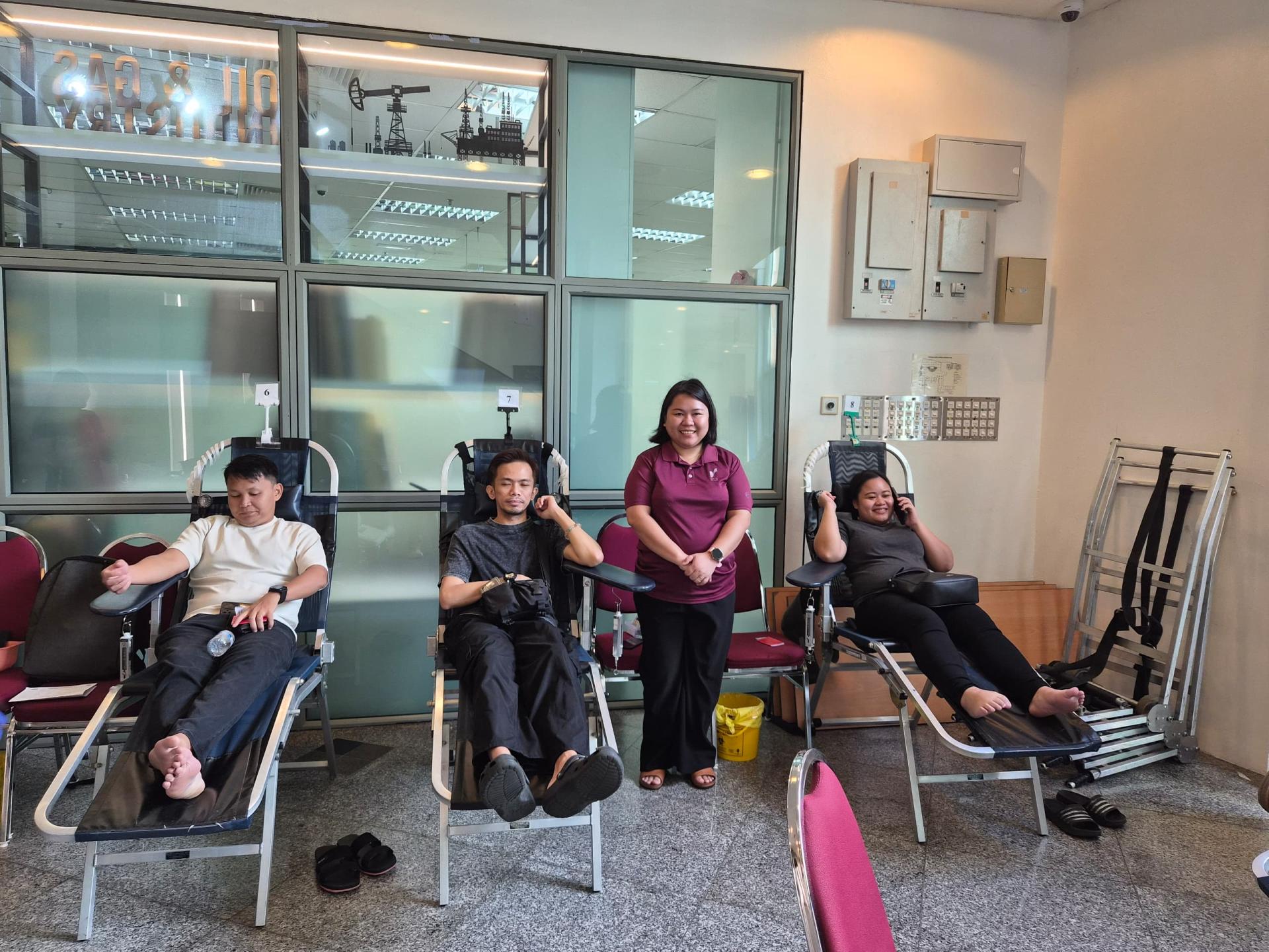 捐血者与主办单位合影留念。