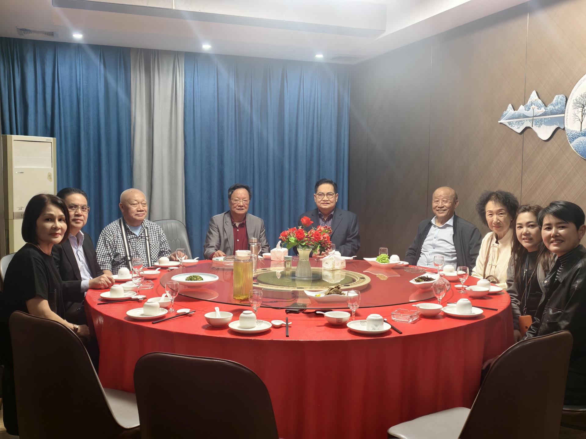 马来西亚吴氏联合总会名誉顾问拿督吴标生博士(右5），拿汀黄秀蓉（右3），晋汉省延陵吴氏公会前任会长吴亚声（左3），以及来自民都鲁吴氏公会的永久名誉顾问拿督吴文惠与拿汀陈幼凤（左起）等人，获得誉有“天下第一村”的华溪村的吴氏领袖吴协平（左4）接待。